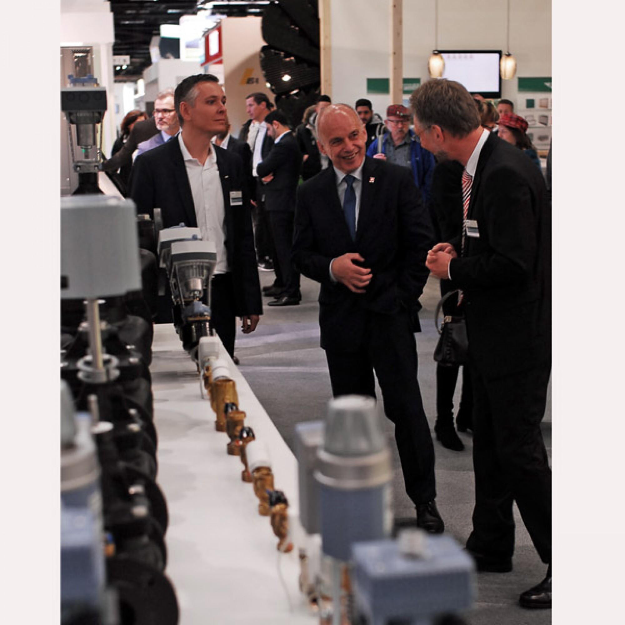 Bundesrat Ueli Maurer im Gespräch mit Ausstellern. (Stefan Breitenmoser)