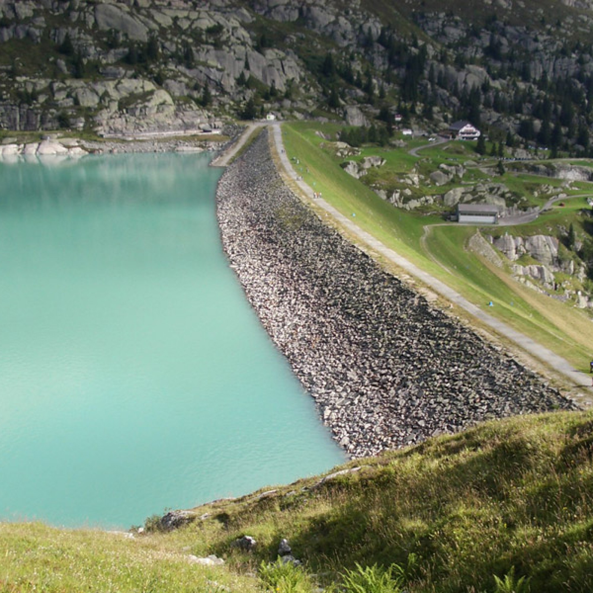 Der gefüllte Göscheneralpsee (Paebi, CC BY-SA 3.0 über Wikimedia Commons)