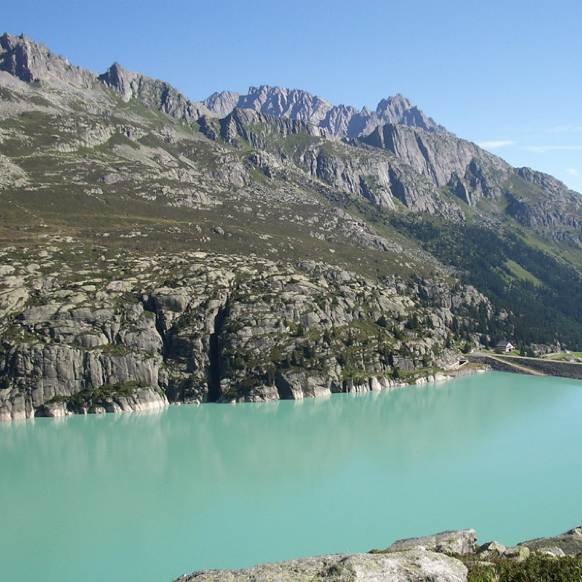 Der gefüllte Göscheneralpsee (Paebi, CC BY-SA 3.0 über Wikimedia Commons)