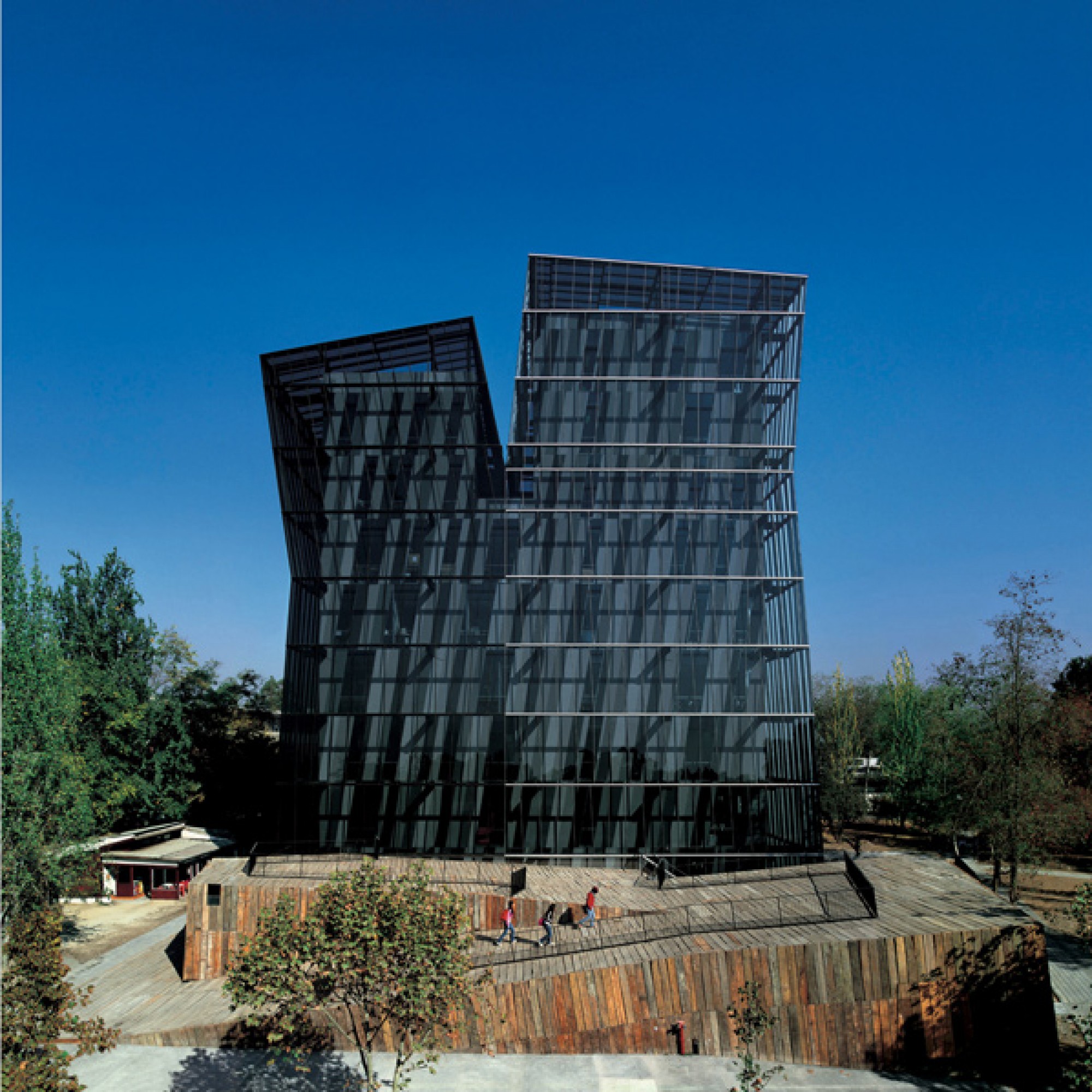 "Siamesische Türme" auf dem San Joaquin-Campus, Katholische Universität von Chile, Santiago de Chiel, 2004. (Cristobal Palma / zvg)  