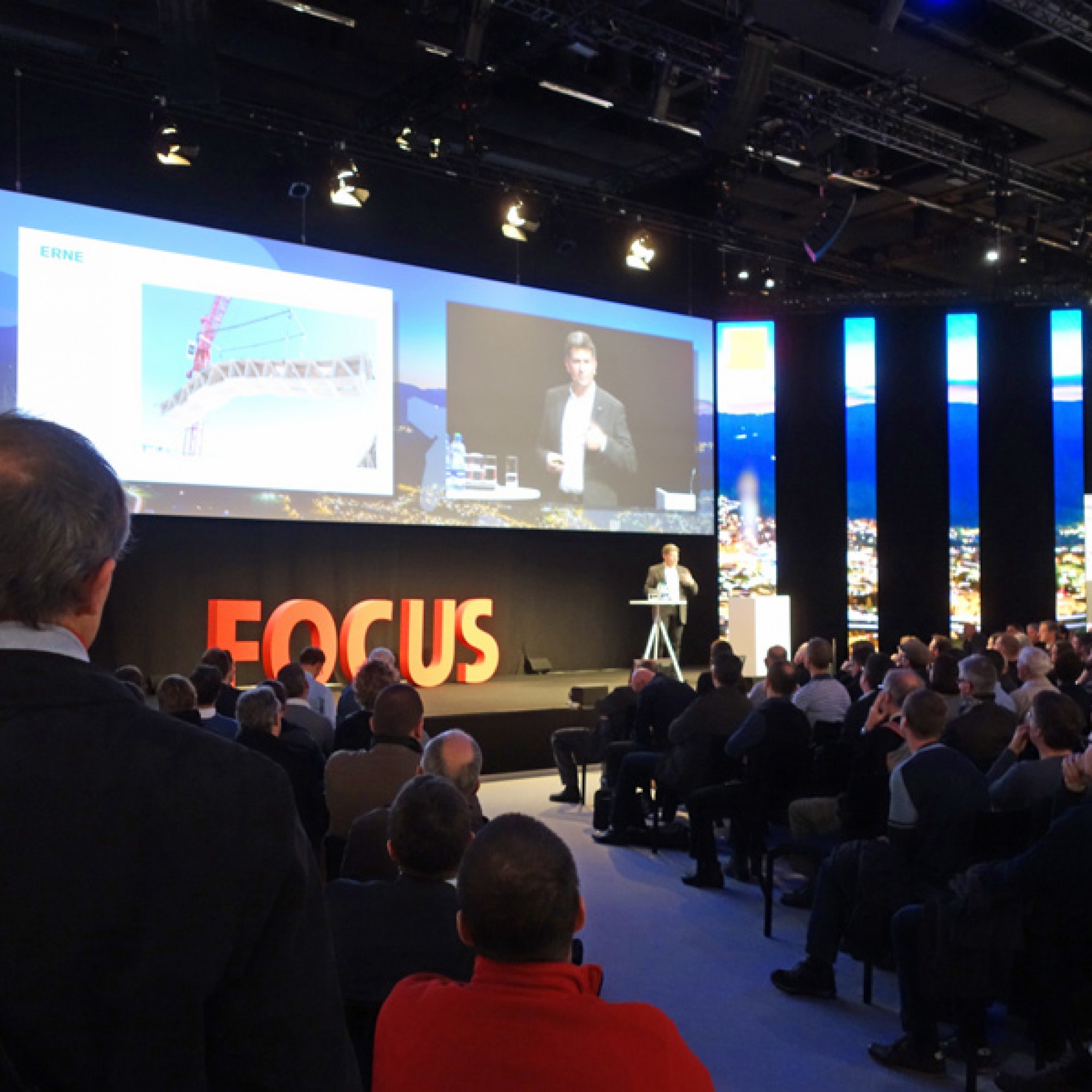 Die Ausführungen von Thomas Wehrle von der Erne Holzbau AG zum Thema BIM stossen bei der Besucher auf reges Interesse. (Stefan Breitenmoser)