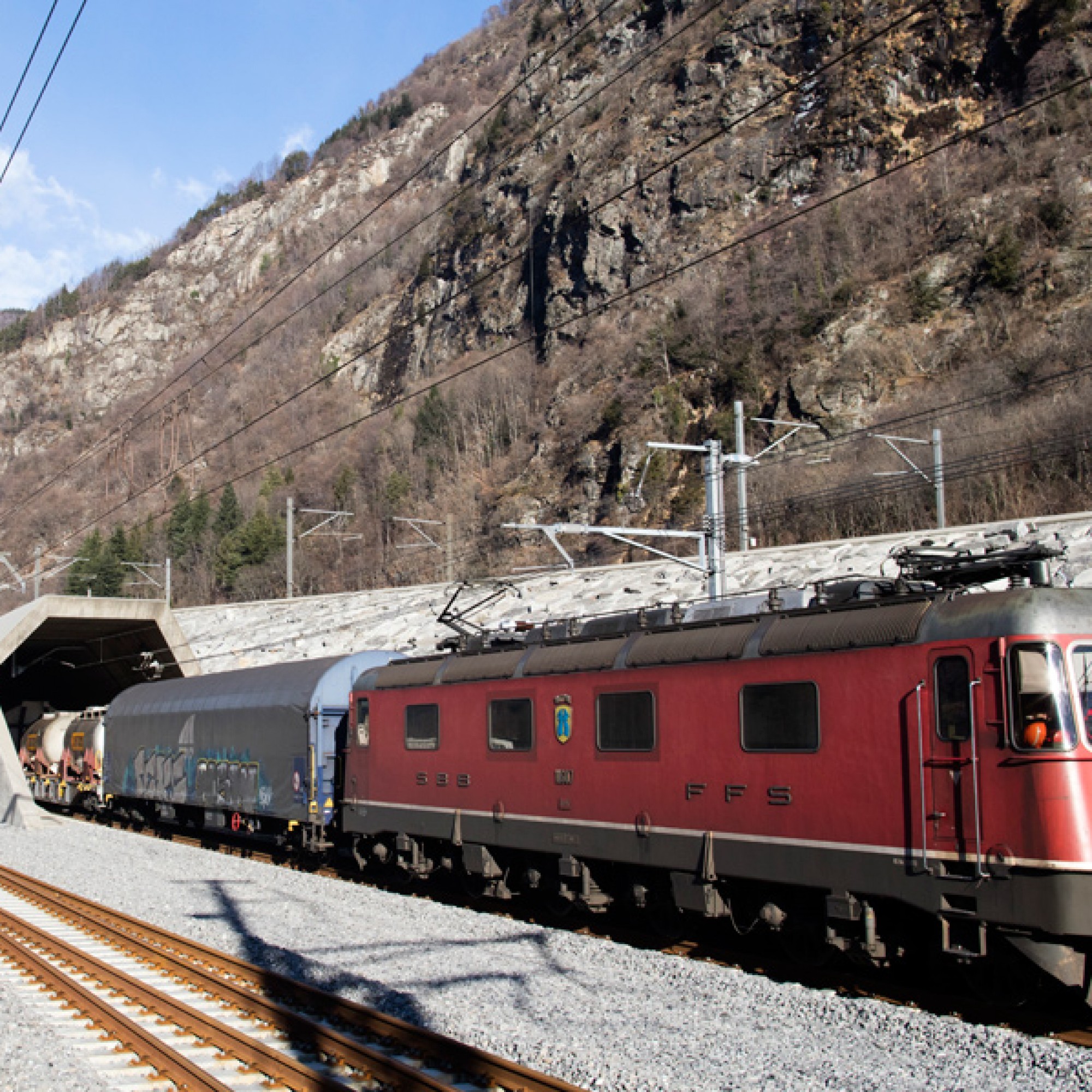 Seit Samstag fahren Güterzüge im Rahmen des Tesbetriebs durch den Gotthard-Basistunnel. (Alptransit / PD)