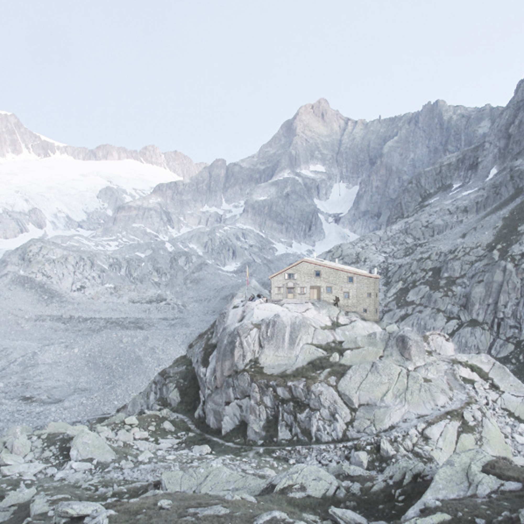 Scheint beinahe eins mit der Landschaft; die nach dem Geologen und Alpenforscher Albert Heim benannte Hütte des SAC. (Leutwyler Partner Architekten / SAC Uto)