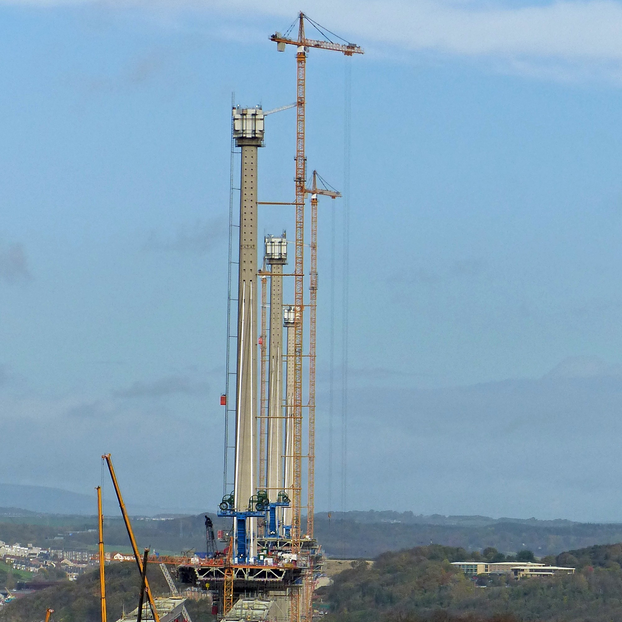 Die Pylonen wachsen mithilfe der Liebherr-Oberdrehkrane 630 EC-H 40 Litronic auf 200 Meter Höhe. (Foto: Claudia Bertoldi)