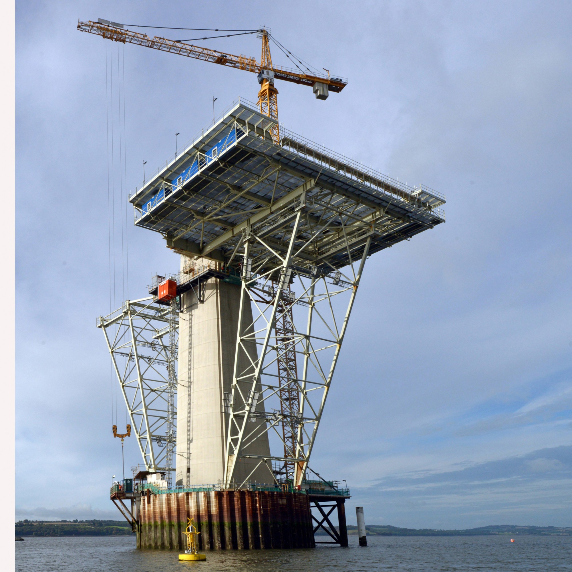 Für den Bau der drei Pylonen wurden zuerst Stahlfundamente errichtet. (Foto: Liebherr)