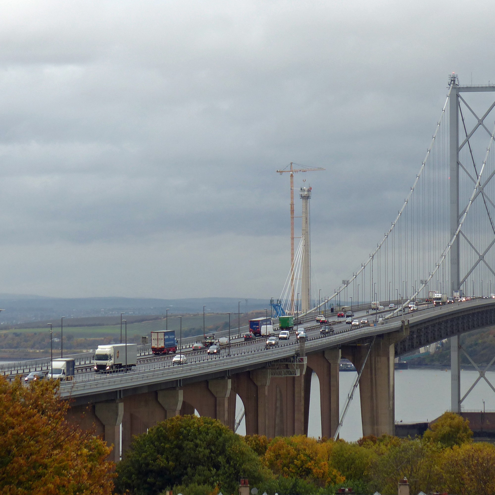 Die 1964 erbaute Autobahnbrücke «Forth Road Bridge» wird nach der Eröffnung der neuen Brücke aufgrund von Schäden an den Tragkabeln  für den Verkehr gesperrt.(Foto: Claudia Bertoldi)