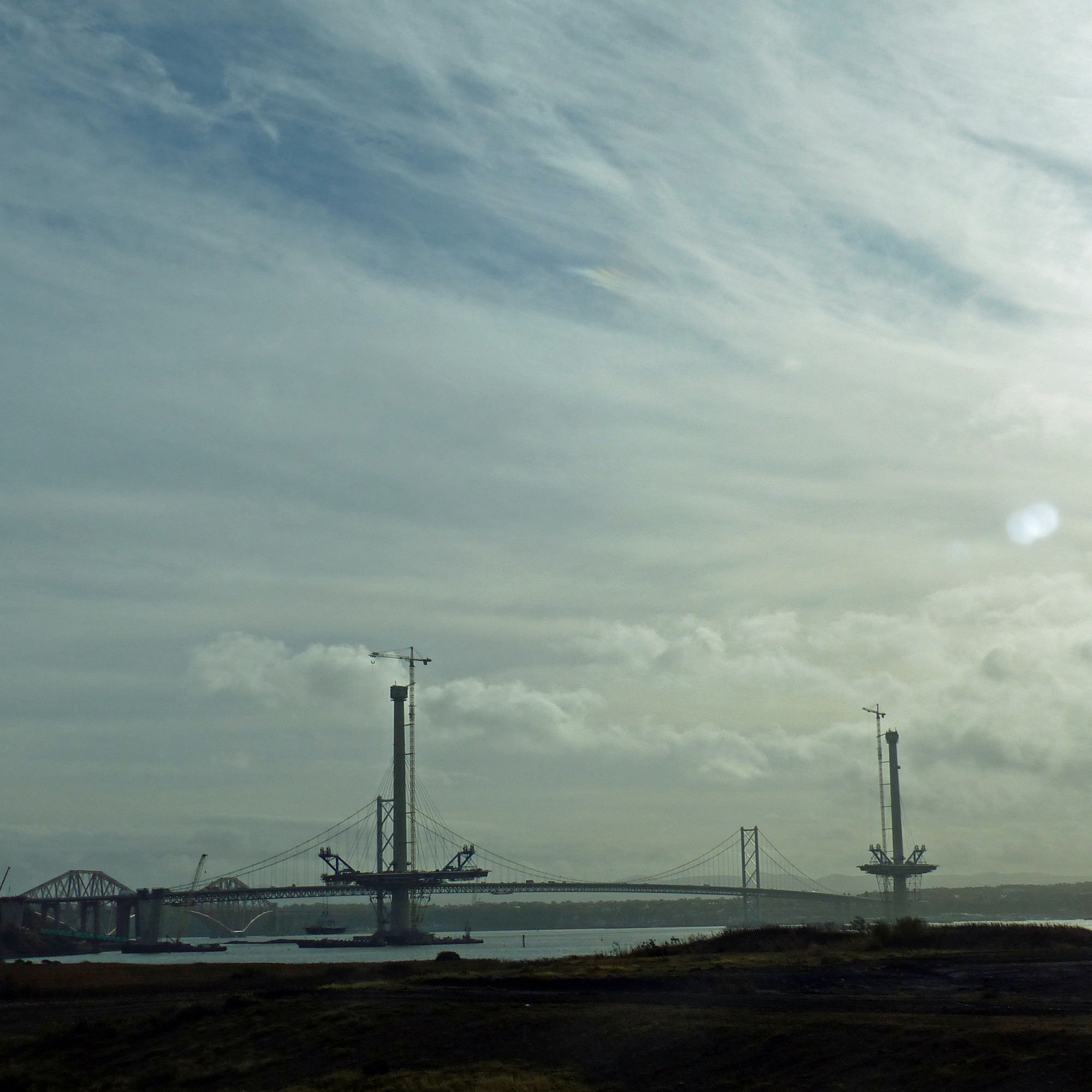 Drei Brücken über den Firth of Forth: im Vordergrund die drei Türme der neuen «Forth Crossing Bridge», dahinter liegen die 1964 errichtete «Forth Road Bridge» und die alte Eisenbahnbrücke. (Foto: Claudia Bertoldi)