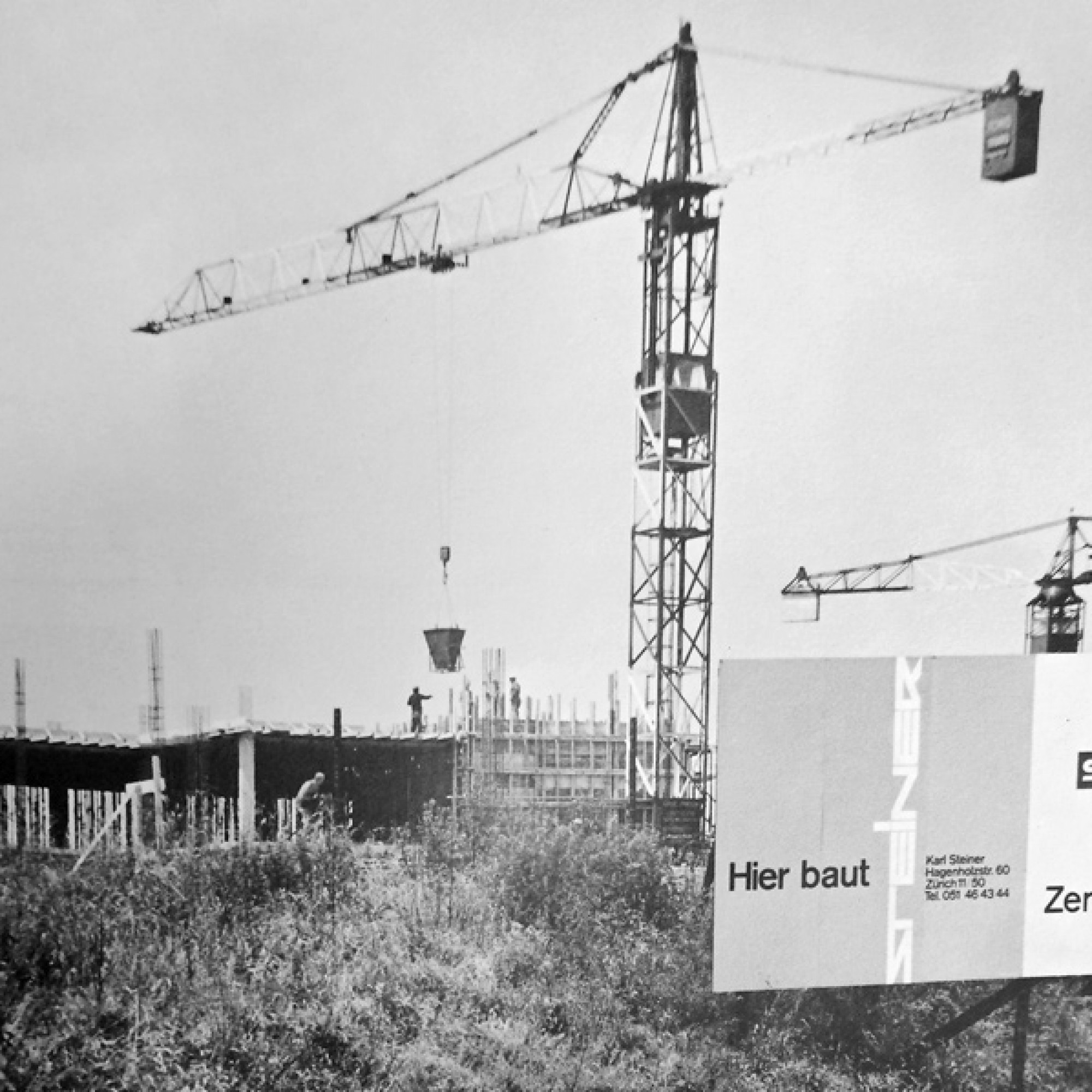 Zürich-Kloten, 1965: der neue Hauptsitz «Balsberg» der Swissair im Rohbau.  (Bild aus Steiner-Jubiläumsbuch) 1/4