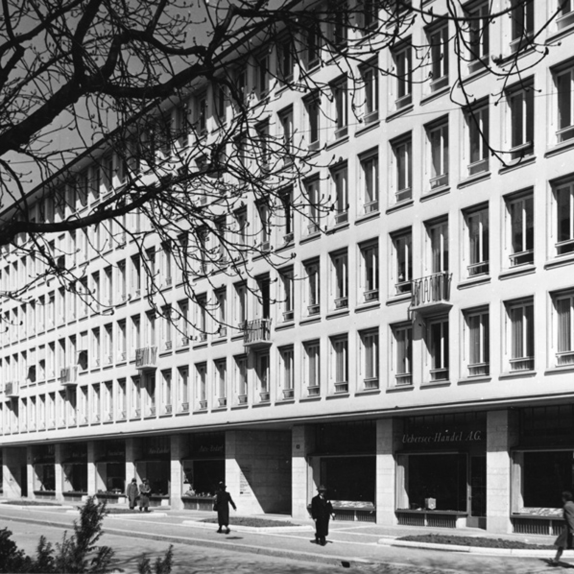 Talstrasse Zürich,1947: Gleich das erste  von Karl Steiner  gebaute Büro- und  Geschäftshaus erhält  die Auszeichnung  guter Bauten  der Stadt.  (Bild aus Steiner-Jubiläumsbuch)