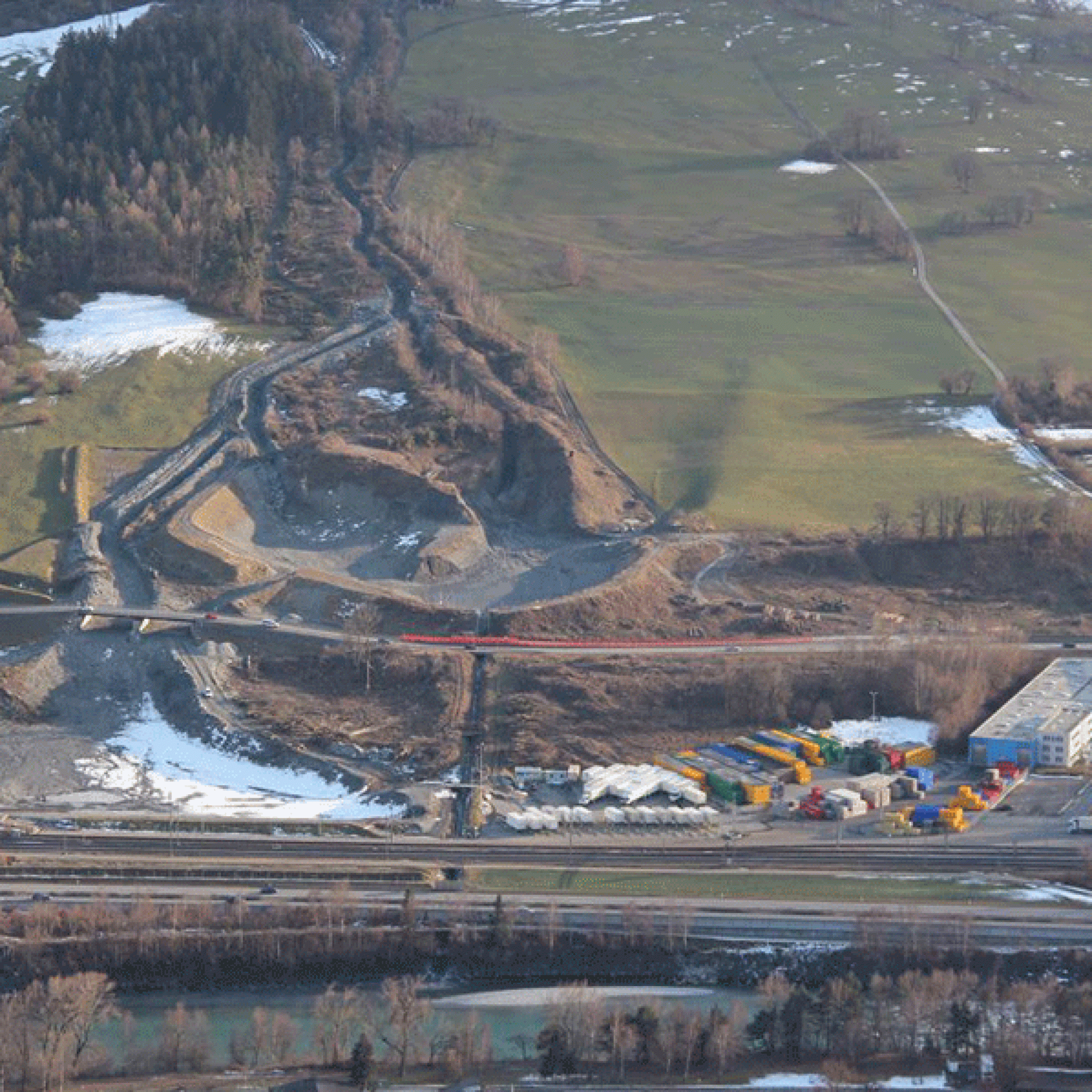 Die bestehenden Schutzbauten unterhalb der Val Parghera werden bis 2019 massiv ausgebaut. (Luftbild: Amt für Wald und Naturgefahren GR)
