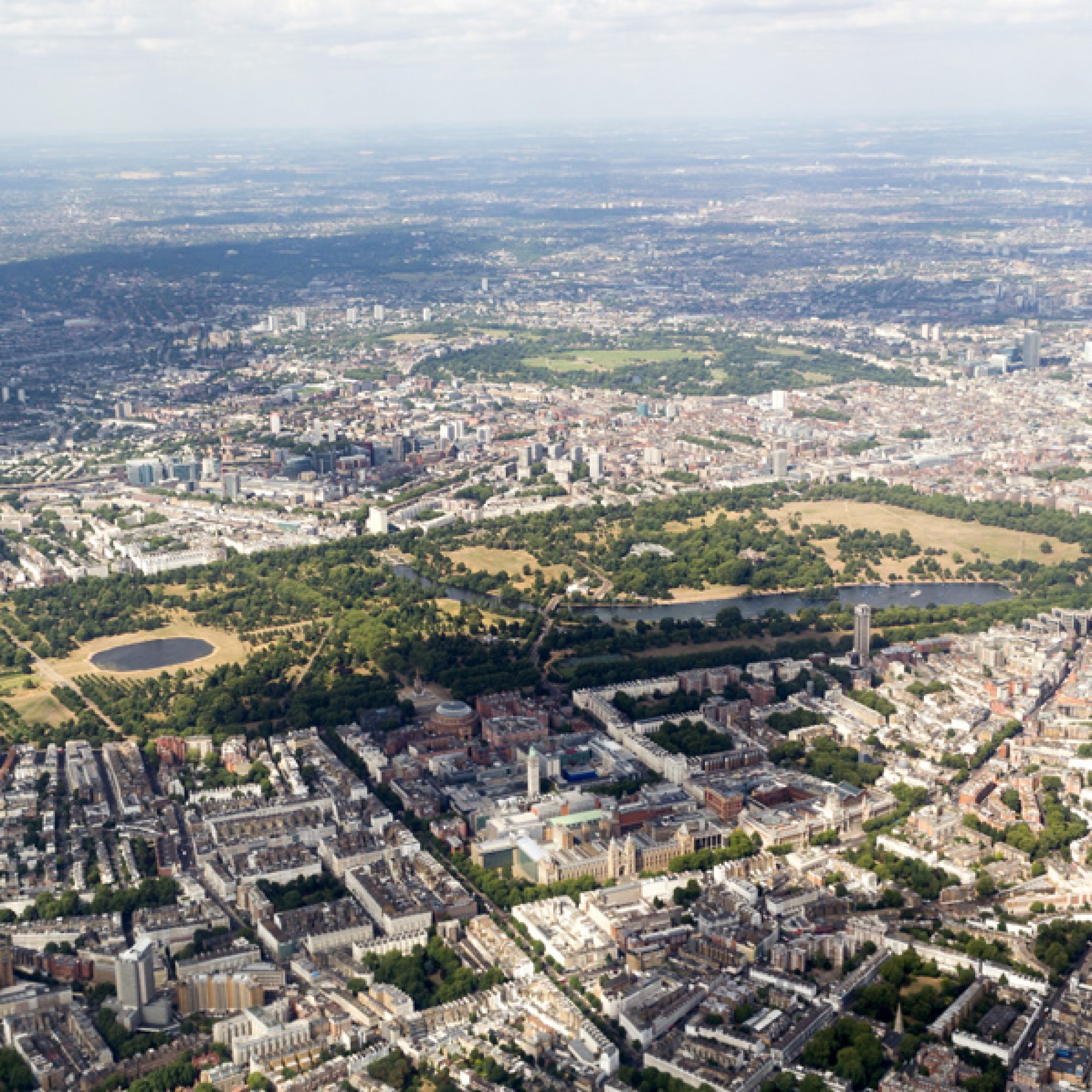 Die Kensington Gardens aus der Vogelperspektive. (Katie Chan - Eigenes Werk, CC-BY-SA 4.0, Wikimedia)  1/3