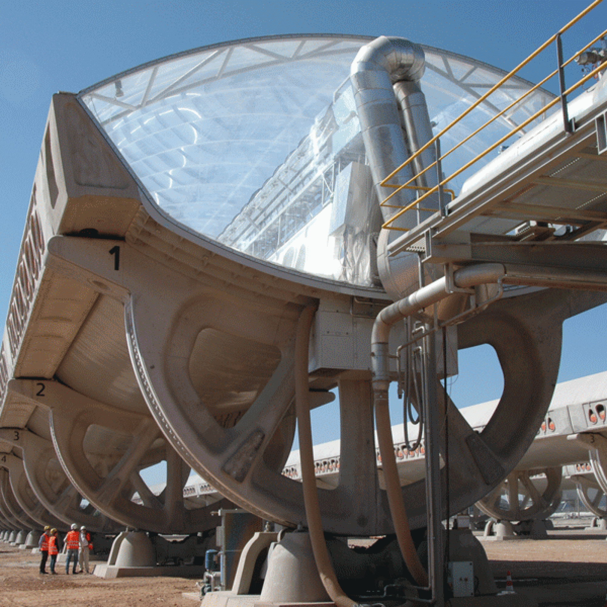 Die Sonnenstrahlen treffen auf die  gekrümmten Parabolrinnen. (Foto: Airlight Energy)