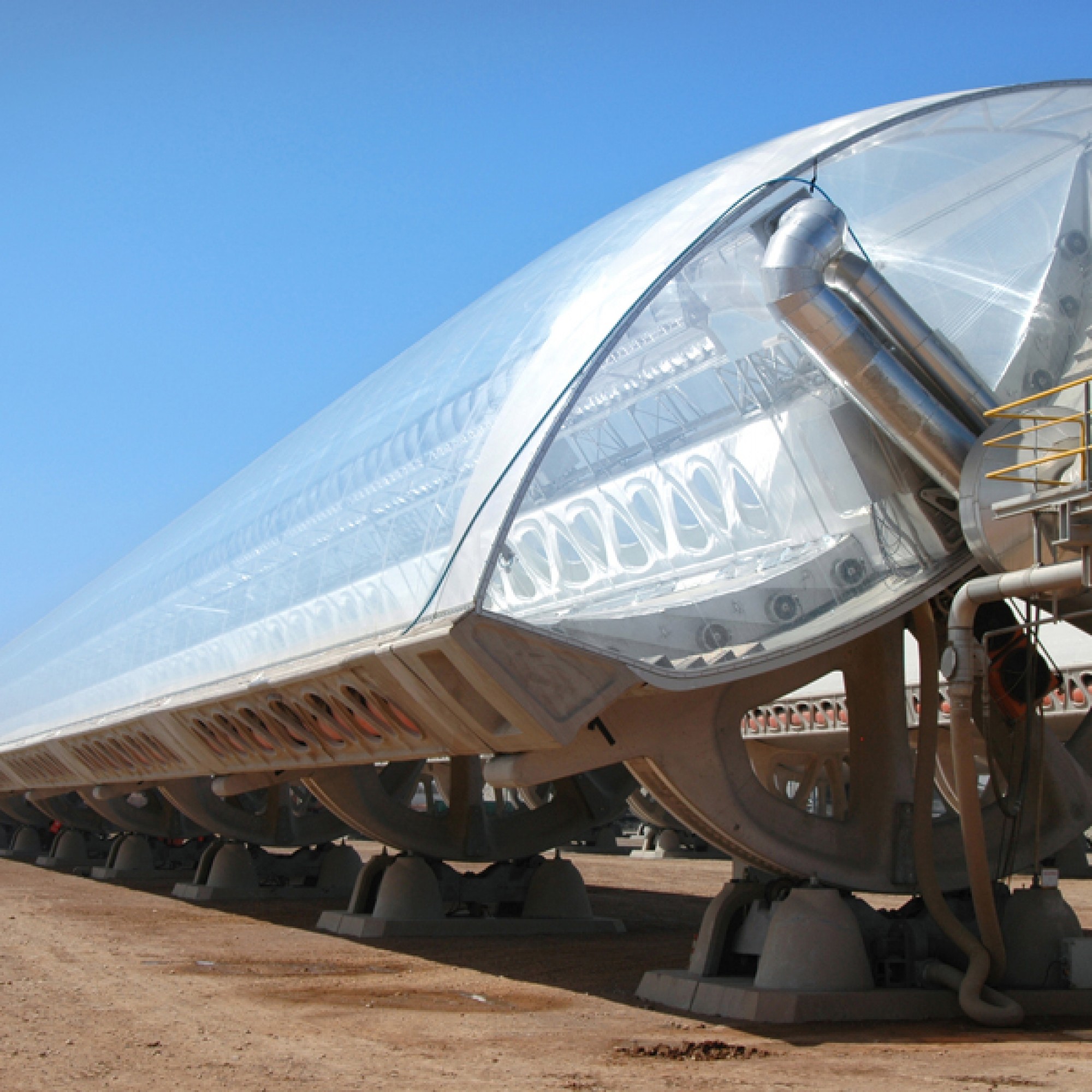 Die Sonnenstahlung wird mithilfe von Parabolspiegeln aufgefangen (Foto: Airlight Energy)