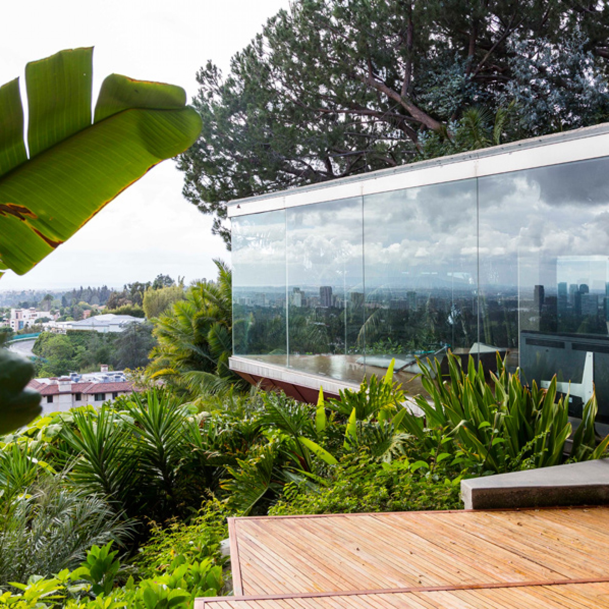 ...umgeben von einem dschungelartigen Garten, ... (Tom Ferguson Photography / zvg LACMA) 
