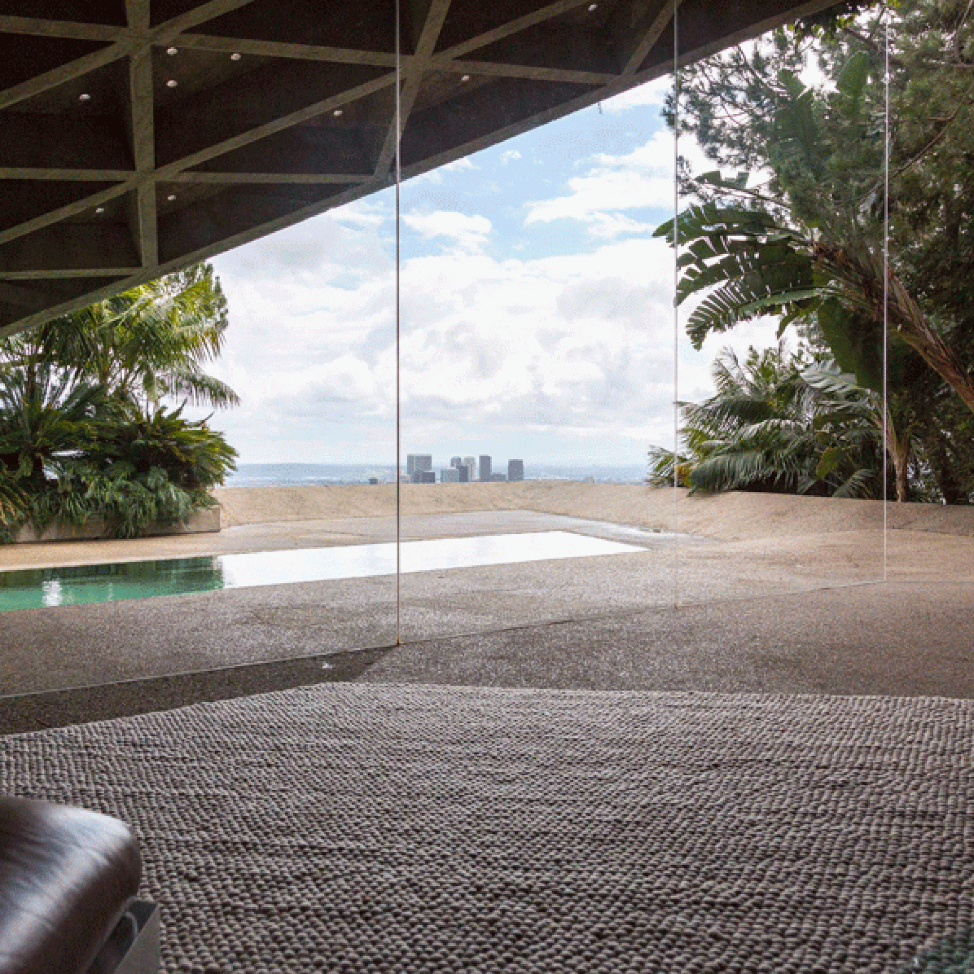 Blick vom Wohnzimmer auf den Pool.  (Tom Ferguson Photography / zvg LACMA) 
