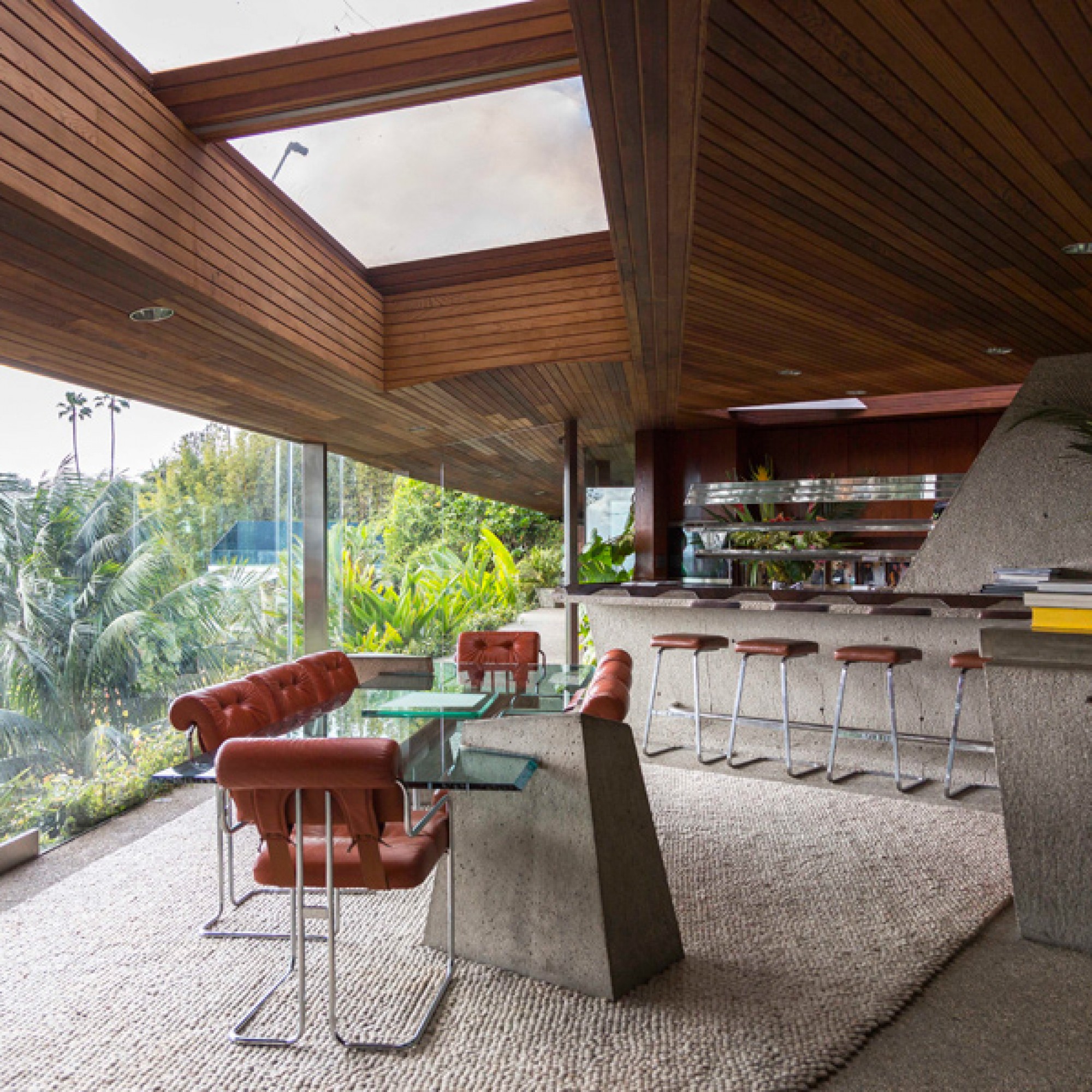 Essen hinter Bananenstauden und Palmen: das Esszimmer. Langezogene Sofas und Bänke... (Tom Ferguson Photography / zvg LACMA) 