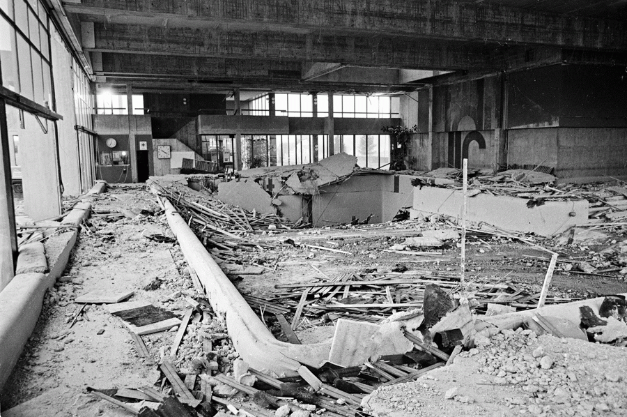 Nach dem tragischen Deckeneinsturz von 1985 bot das Hallenbad Uster ein Bild der Zerstörung. (Bild: Keystone/Str)
