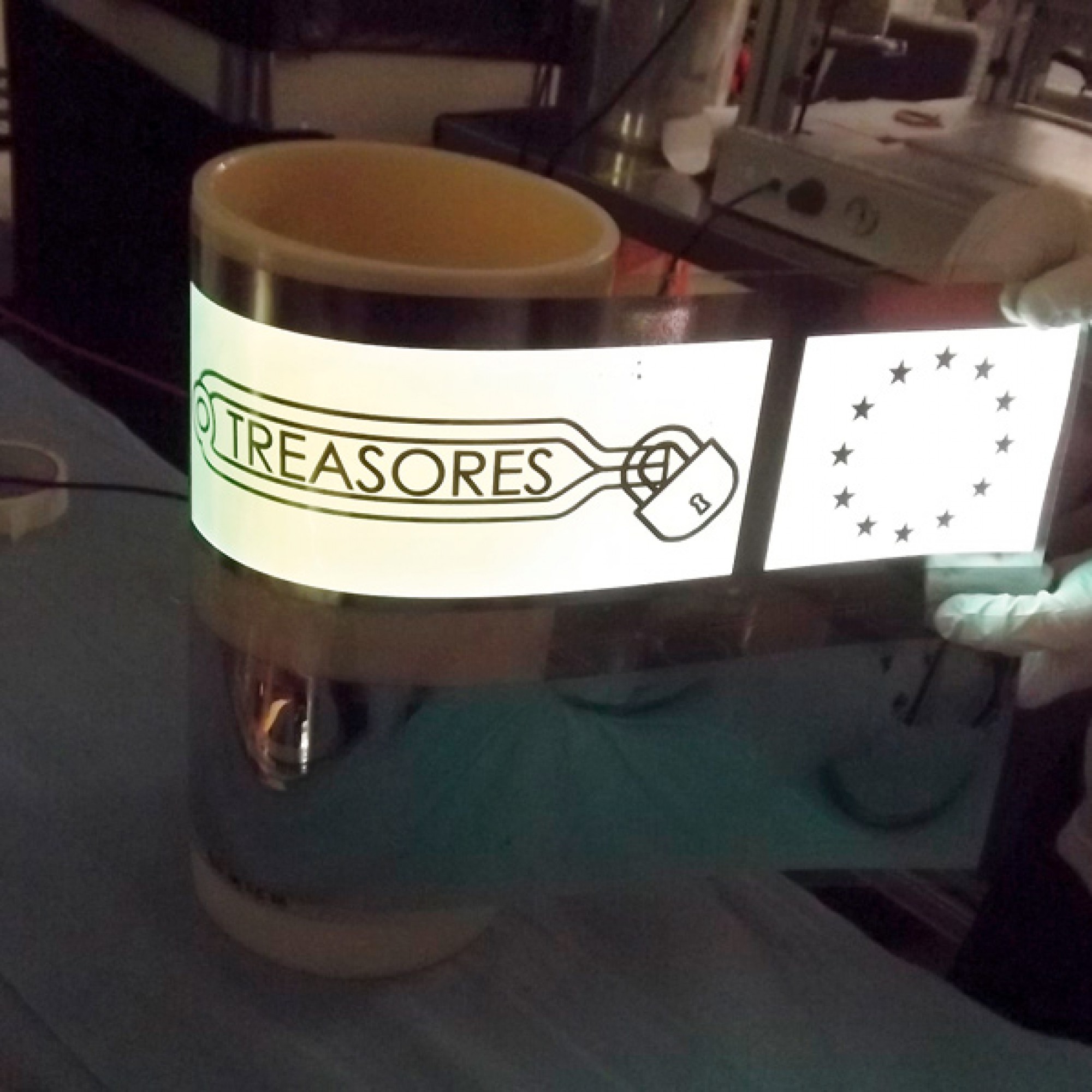 Eine flexible Lichtquelle aus organischen LED (OLED), die im Rahmen des TREASORES-Projekts entwickelt wurde. Ein Schlüsselbereich dieser Technik sind flexible Elektroden und luftundurchlässige Barriereschichten. Diese leuchtende Folie wurde am Fraunhofer 