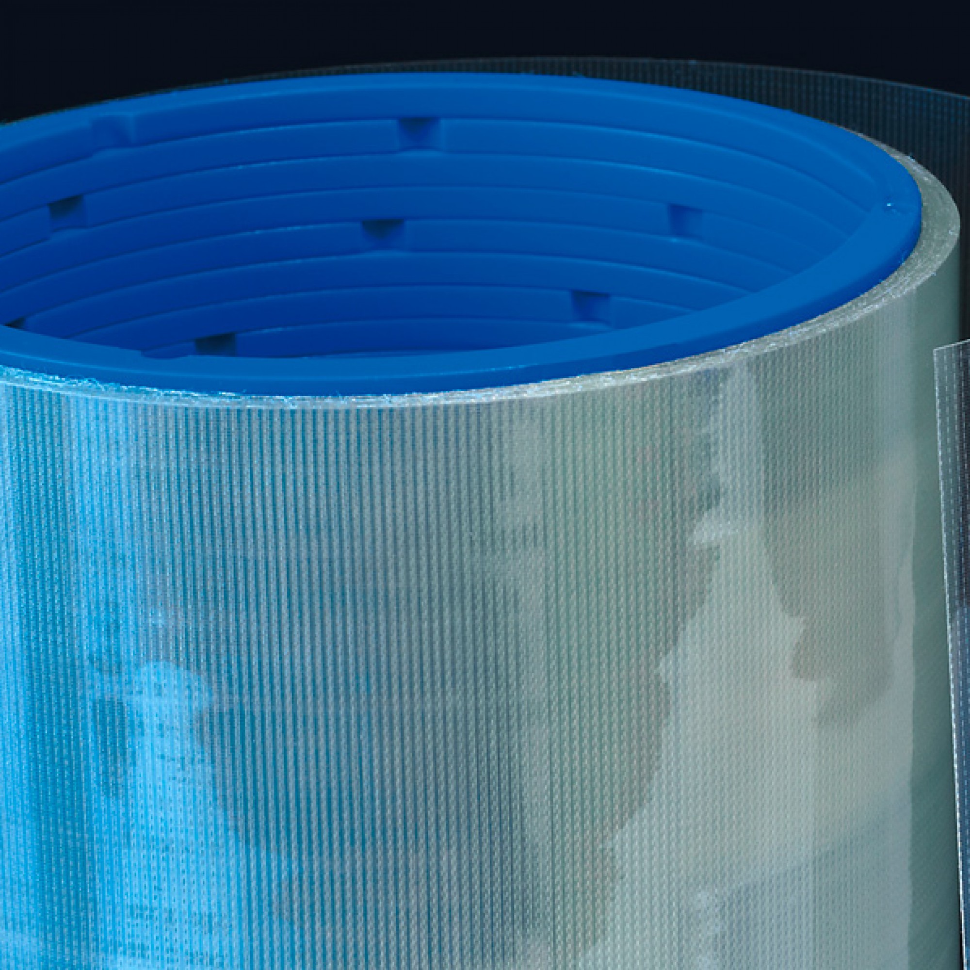 Flexible Elektroden aus leitfähigem Textil wurden im Rahmen des Projekts in einem kostengünstigen Rolle-zu-Rolle-Prozess hergestellt. Die so produzierten Elektroden sind im Bereich des sichtbaren Lichts und im nahen Infrarot optisch sehr durchlässig und z