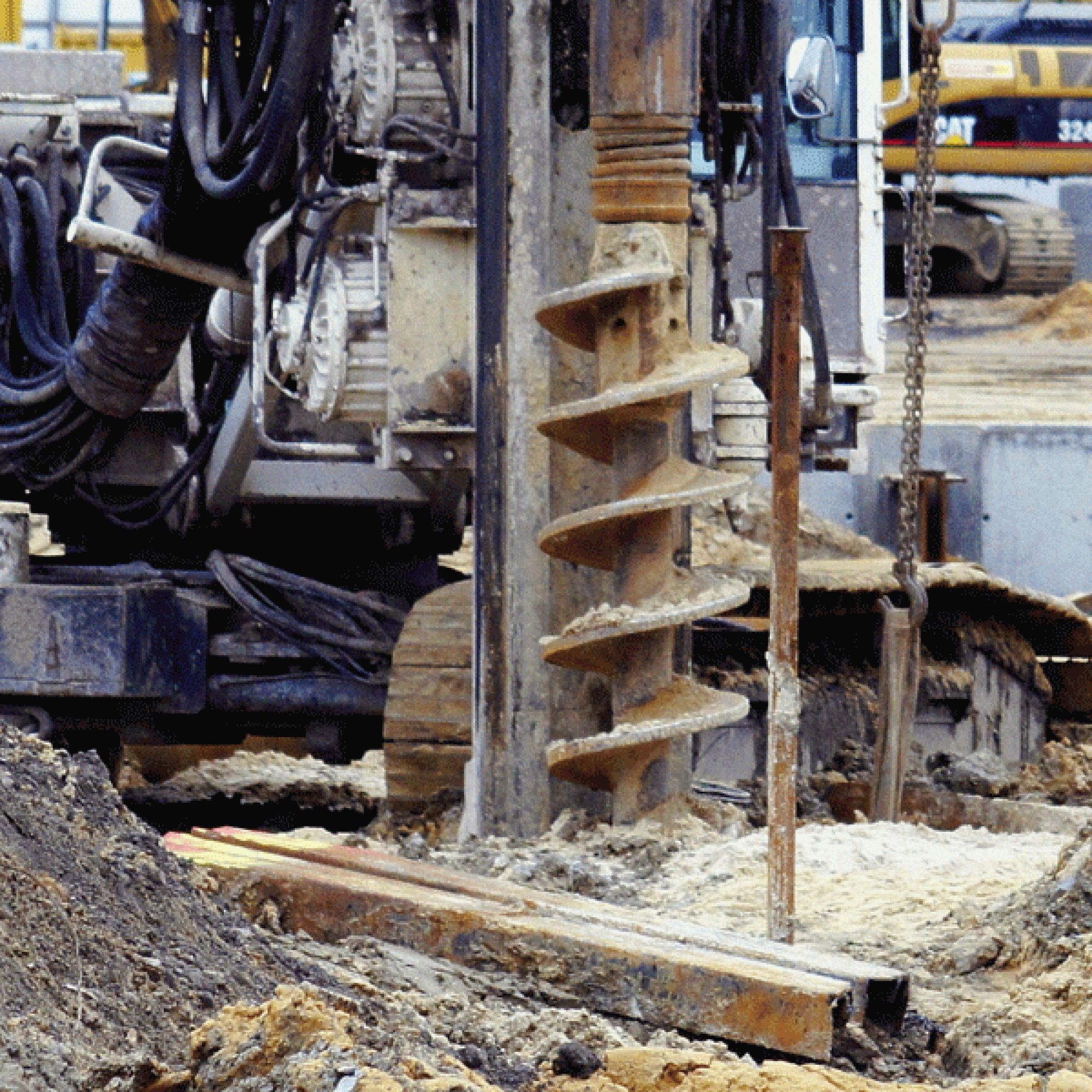 Reicht die Bodenstabilität für das Bauvorhaben nicht aus, schaffen Pfahlsysteme Standsicherheit im Gelände. (Bild: Hermann Kruse_Pixelio.de)