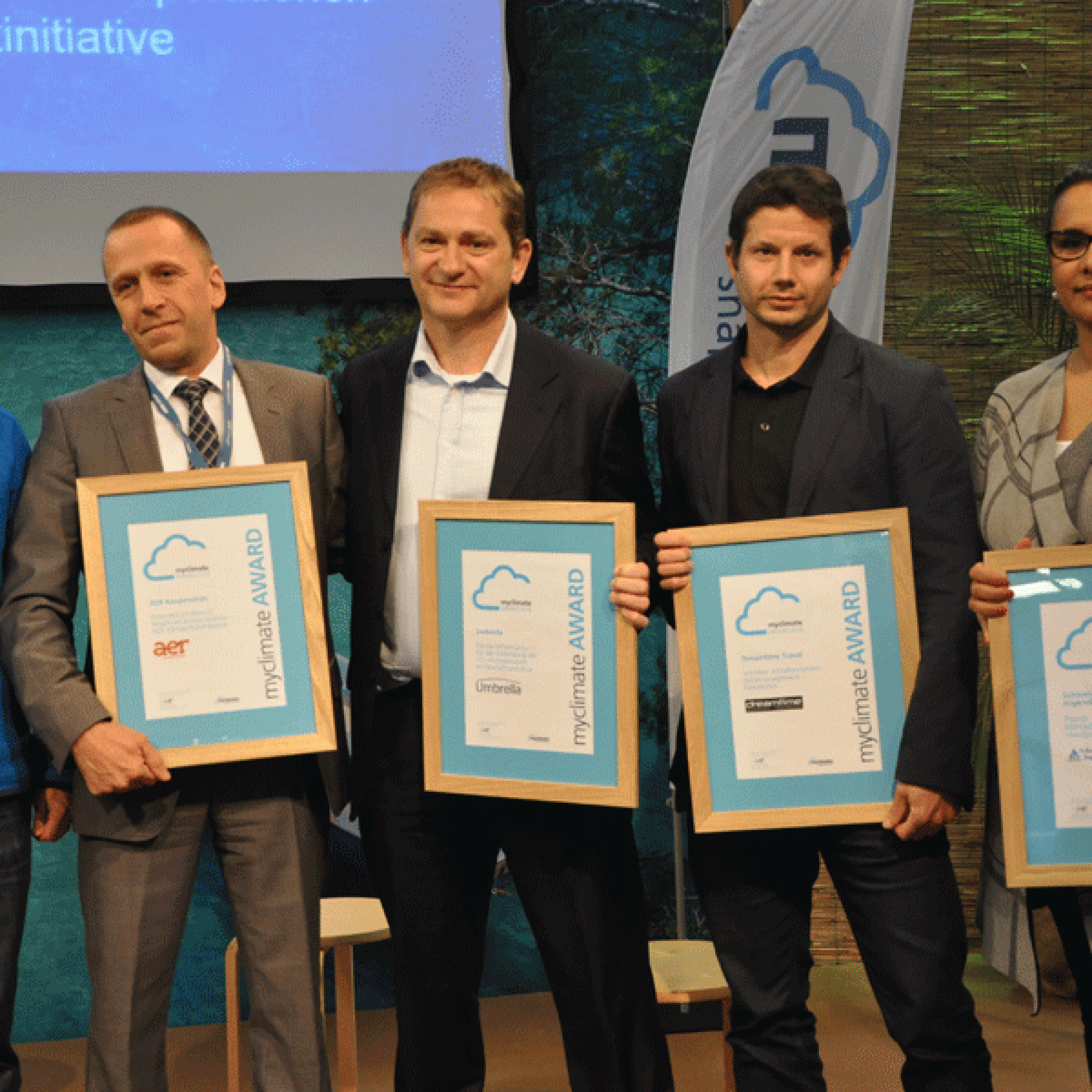 Die Award Gewinner 2016: Stefan Baumeister, Geschäftsführer von Myclimate Deutschland, zeichnete Rainer Hageloch von AER Kooperation, Helmut Pilz vom Software- Anbieter Umbrella, Claudio Juen vom Reiseanbieter Dreamtime Travel sowie die Pressesprecherin u