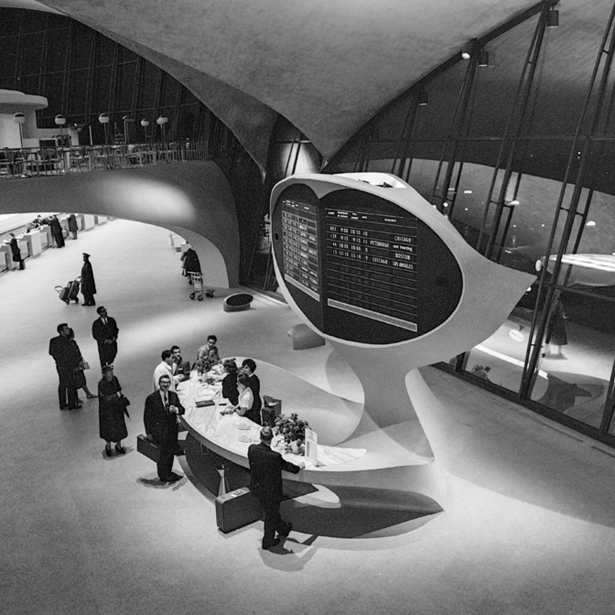 Anzeigetafel mit Informationsschalter, TWA Flight Center, circa 1962 © Library of Congress, Prints & Photographs Division, Balthazar Korab Archive at the Library of Congress, LC-DIG-krb-00617