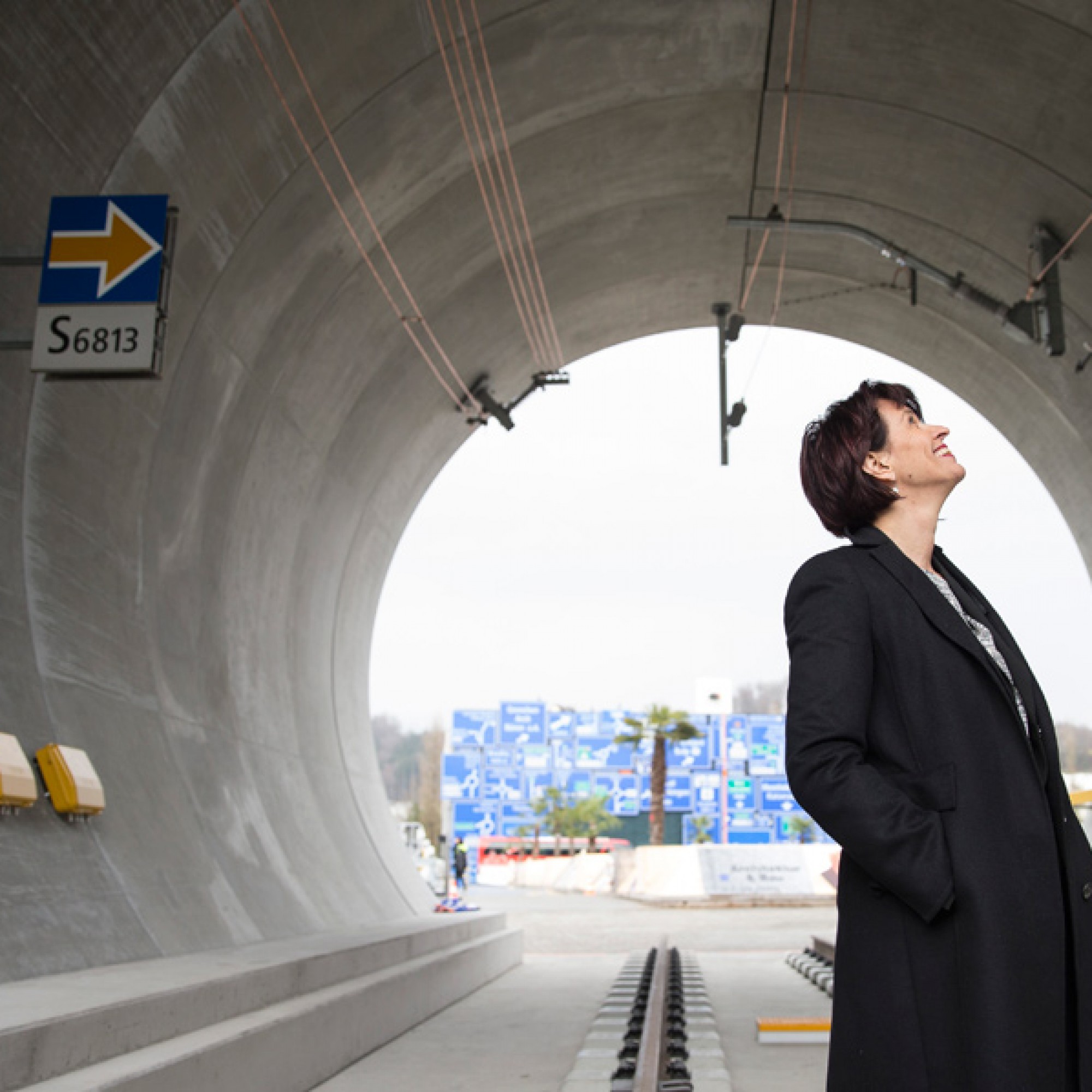 Doris Leuthard begutachtet den wohl  kürzesten Bahntunnel der Welt an der Eröffnung der Ausstellung. (PHOTOPRESS/Dominik Baur/ zvg Verkehrshaus)