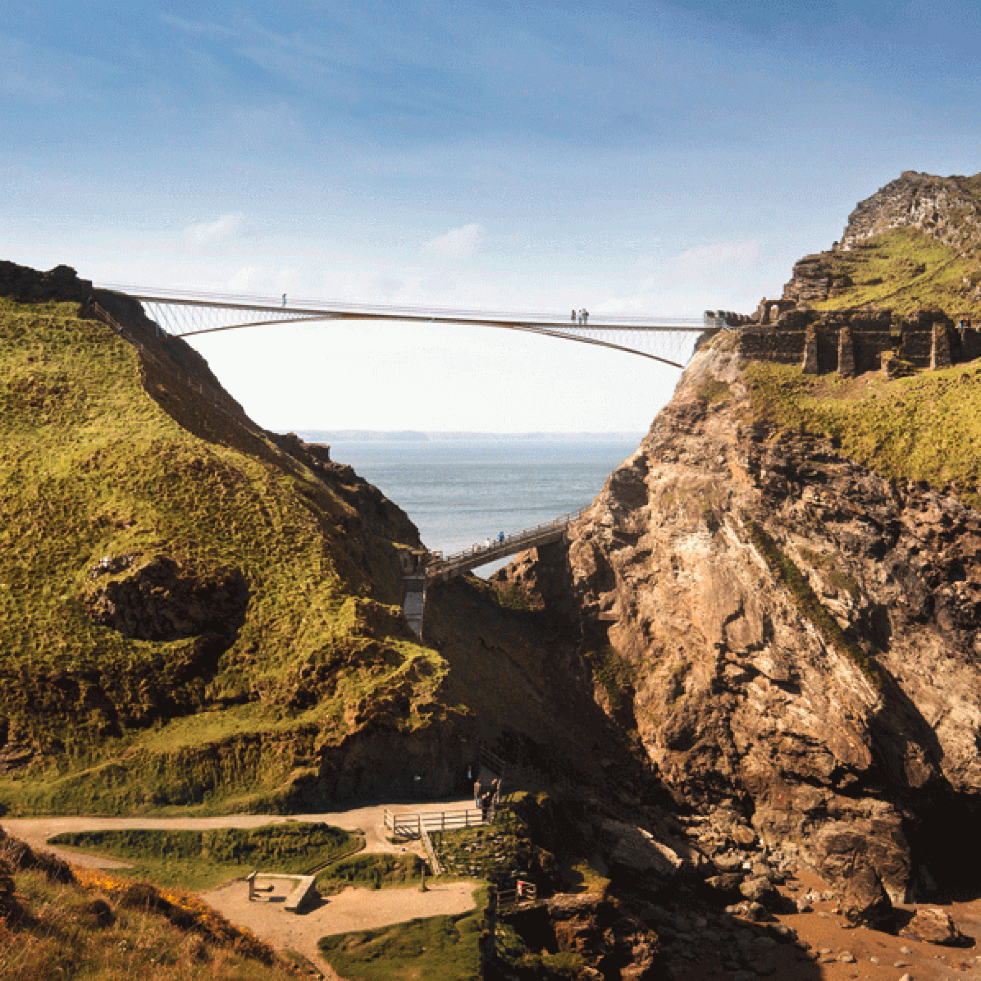 Die neue Brücke spannt sich in luftiger Höhe über die Felsen. (MRC/Emily Whitfield-Wicks) 1/5