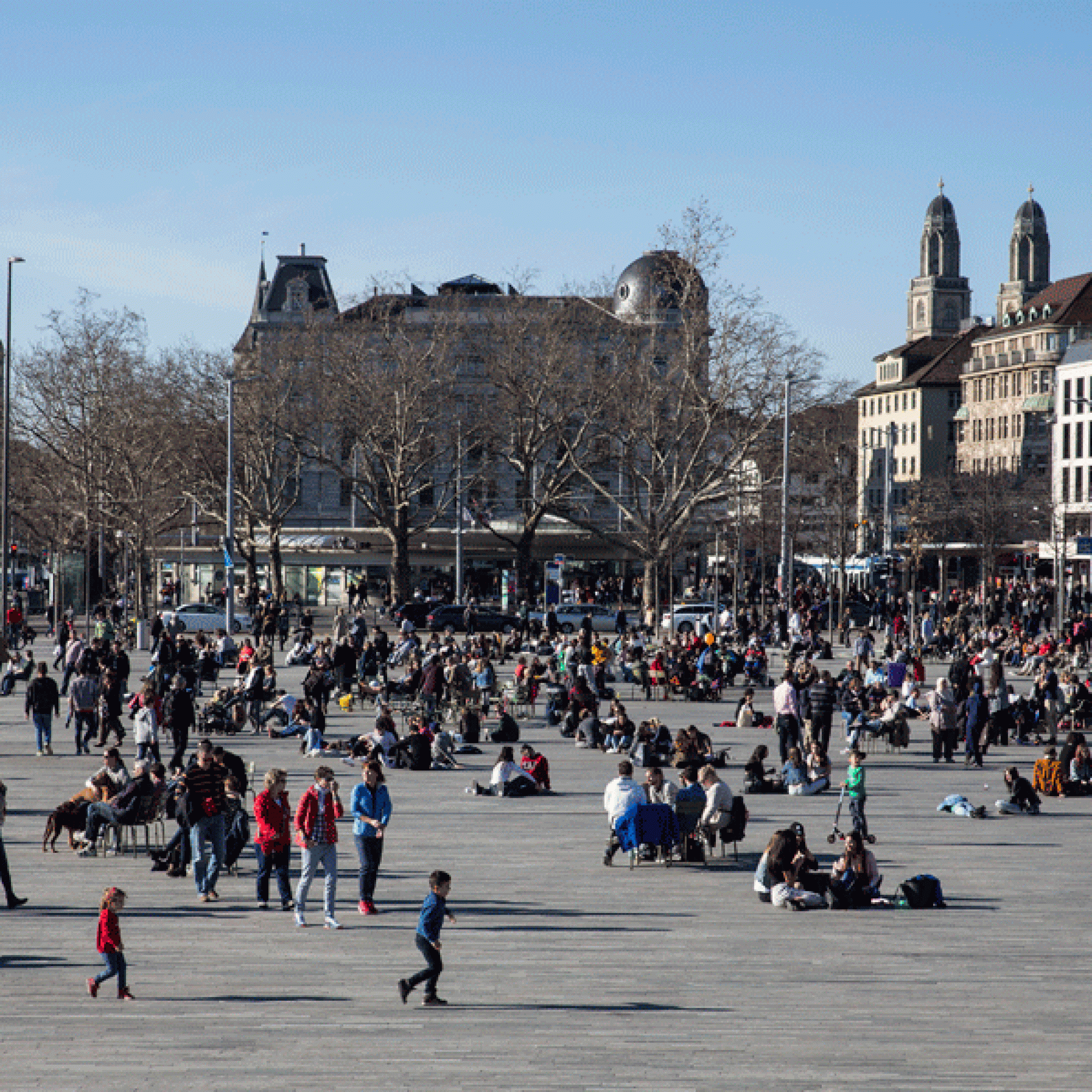 Sechseläutenplatz im Frühling: Sonnenhungrige und Erholungssuchende treffen sich auf zwischen Bellevue und Opernhaus. (Patrick B. Kraemer, Keystone)