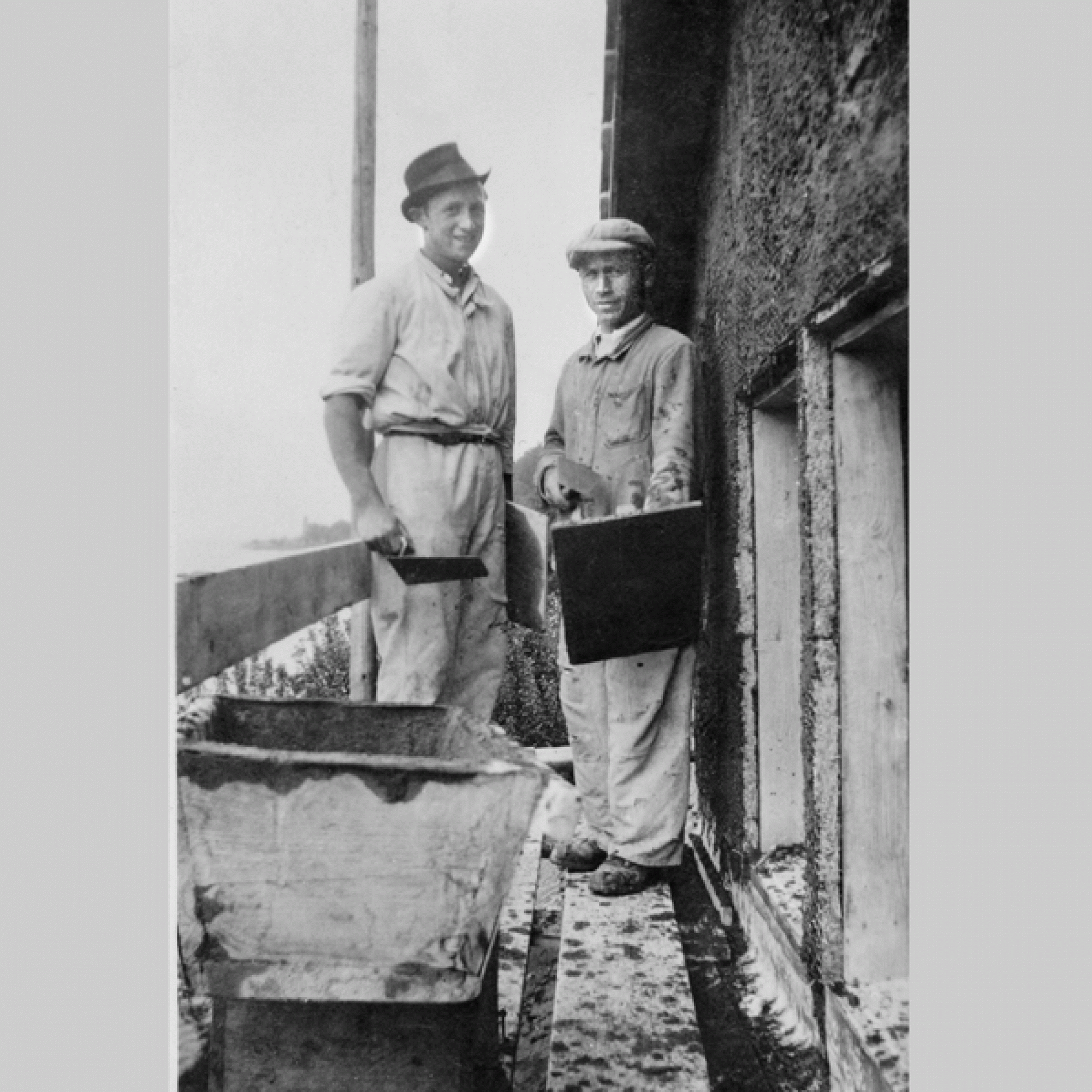 Alfredo Battistini mit einem Kollegen auf dem Gerüst beim Auftragen des Verputzes, 19152. (zvg)