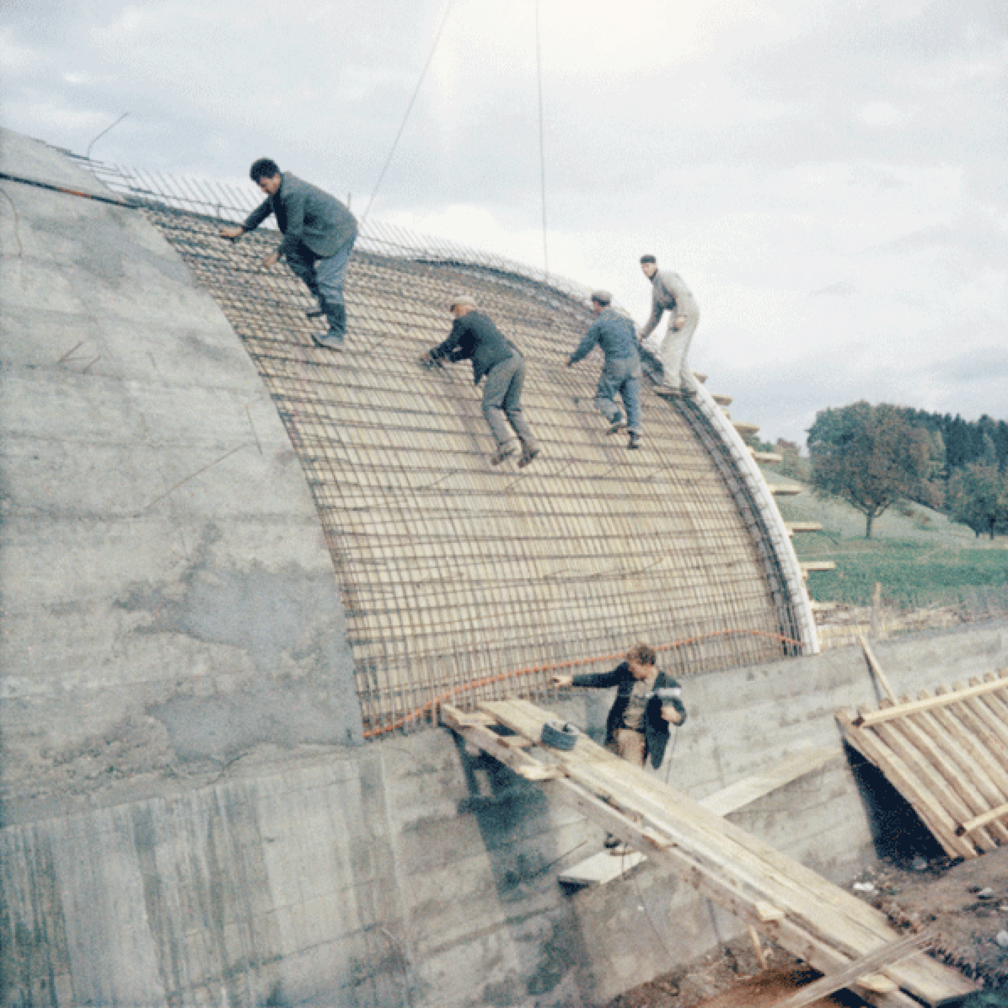 Bau einer Autobahnunterführung. Die Arbeiter der Firma Frischknecht legen die Eisenarmierungen ohne Sicherung ein. Aadorf ca. 1966. (zvg)
