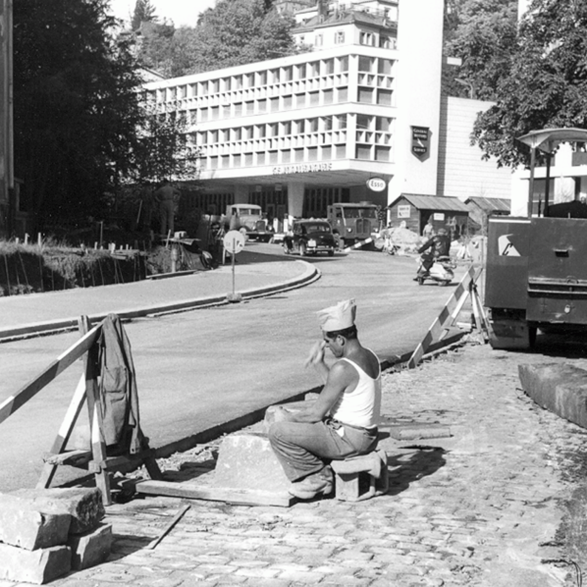 Strassenbauarbeiten der Firma Cellere AG beim Unteren Graben in St. Gallen. Ein Arbeiter bearbeitet einen Randstein. St. Gallen Sommer 1956. (zvg)