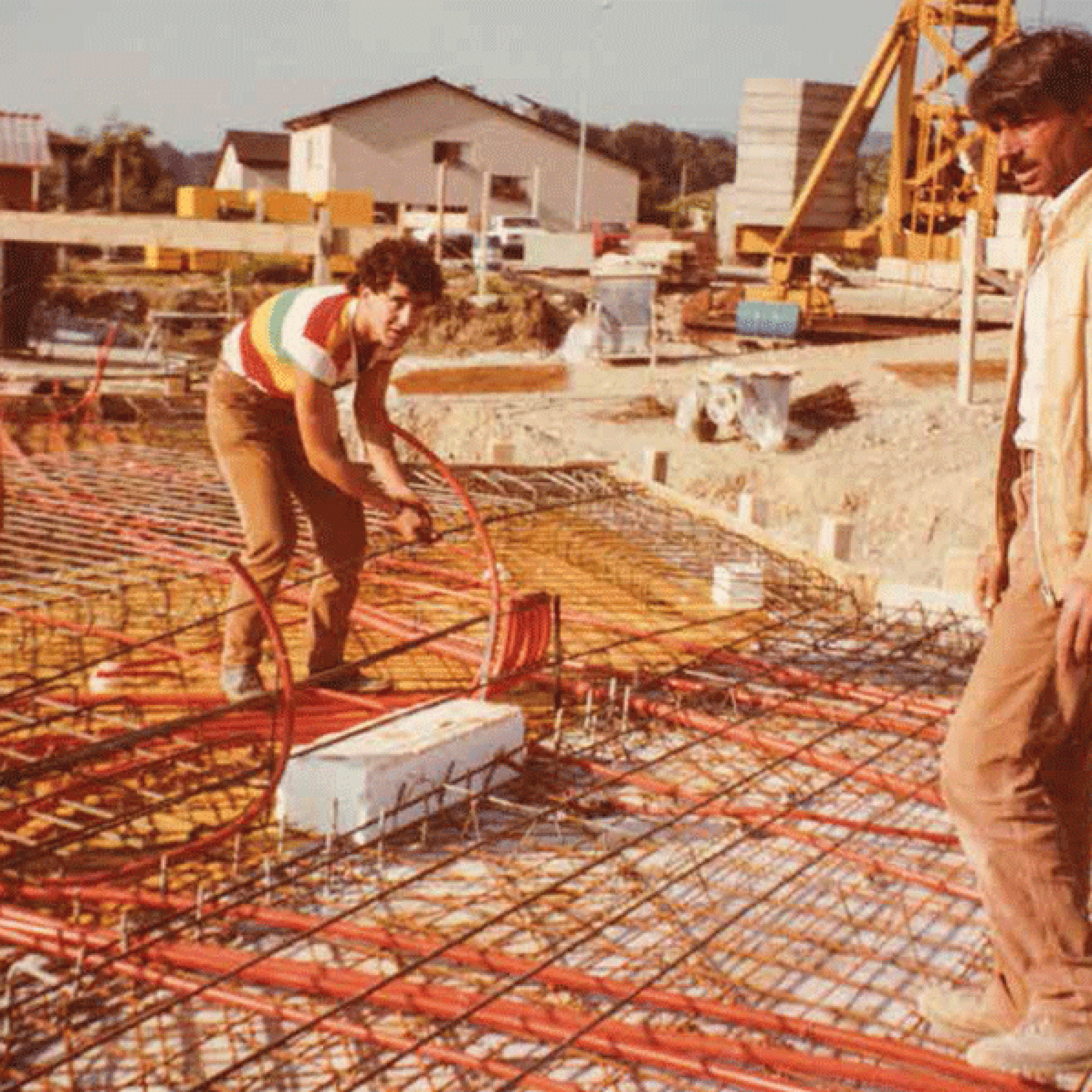 Der Polier Vincenzo Giarraputo aus Sizilien (rechts) im Sommer 1984 auf der Baustelle eines Wohnhauses in Wil. (zvg)