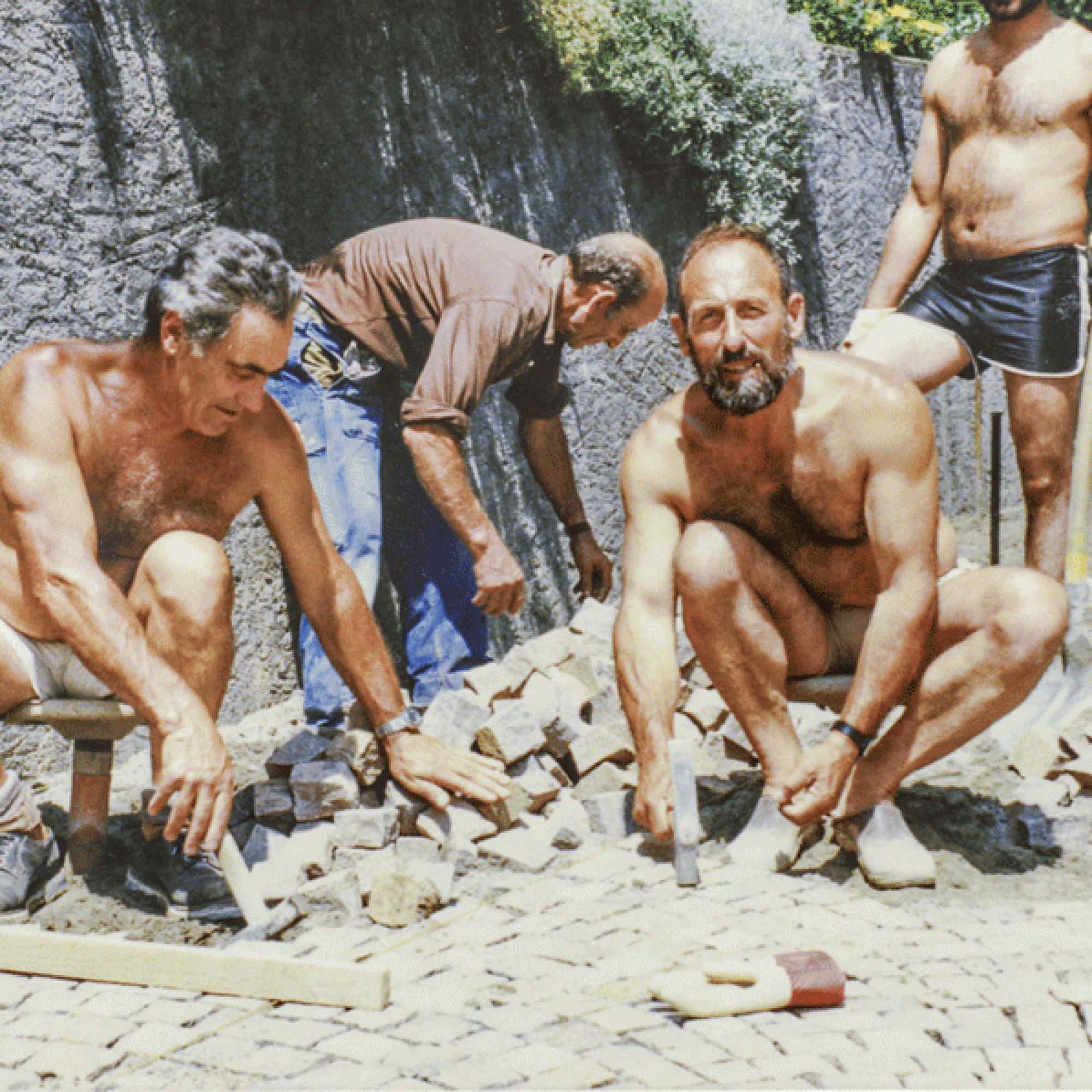 Der selbständige Pflästerer Andrea Baglioni mit Mario Cicchinato und spanischen Kollegen bei der Arbeit für die Firma Cellere AG in der Lustmühle. St. Gallen 1986. (zvg)