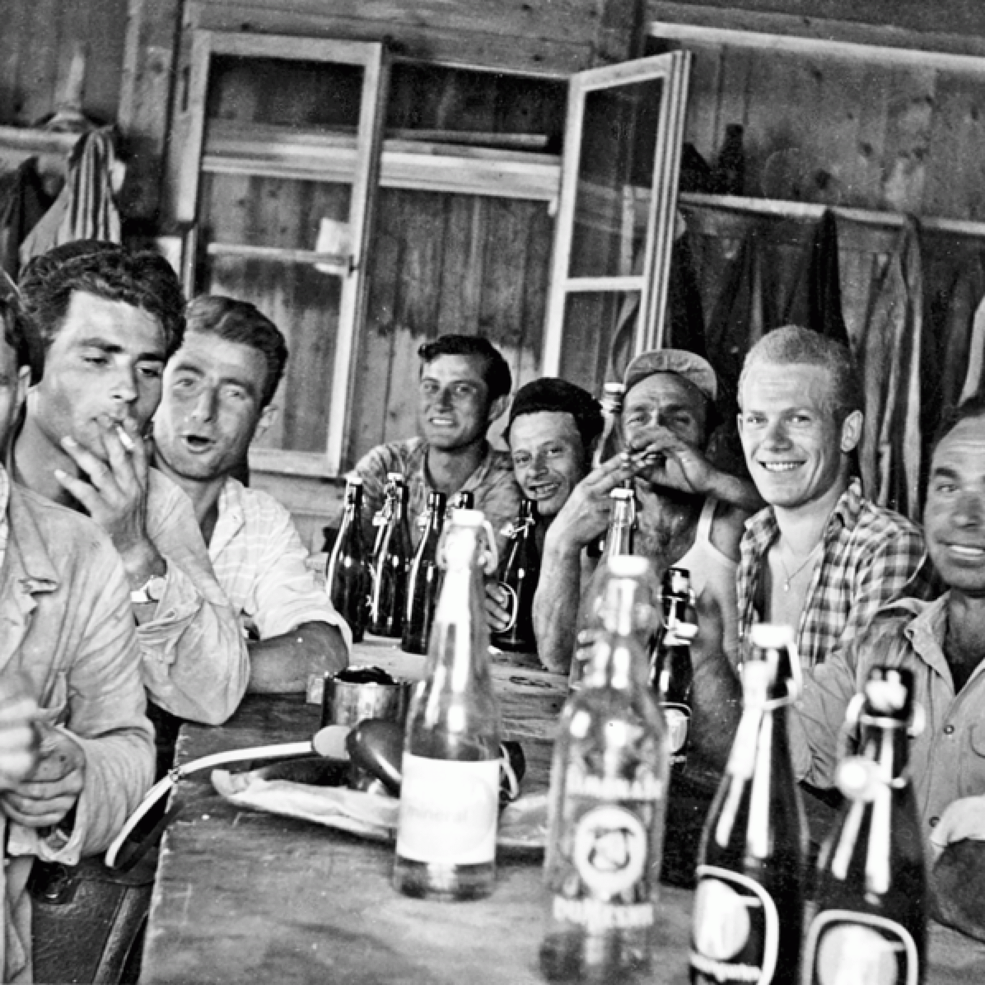 Der Friulaner Enzo Moro (zweiter von rechts) mit Maurerkollegen und Handlangern aus Belluno, den Abruzzen, Parma und Caserta in der Baracke der Firma Max Pfister beim Restaurant Stephanshorn. St. Gallen Juni 1961. (F. Adami, St. Gallen)