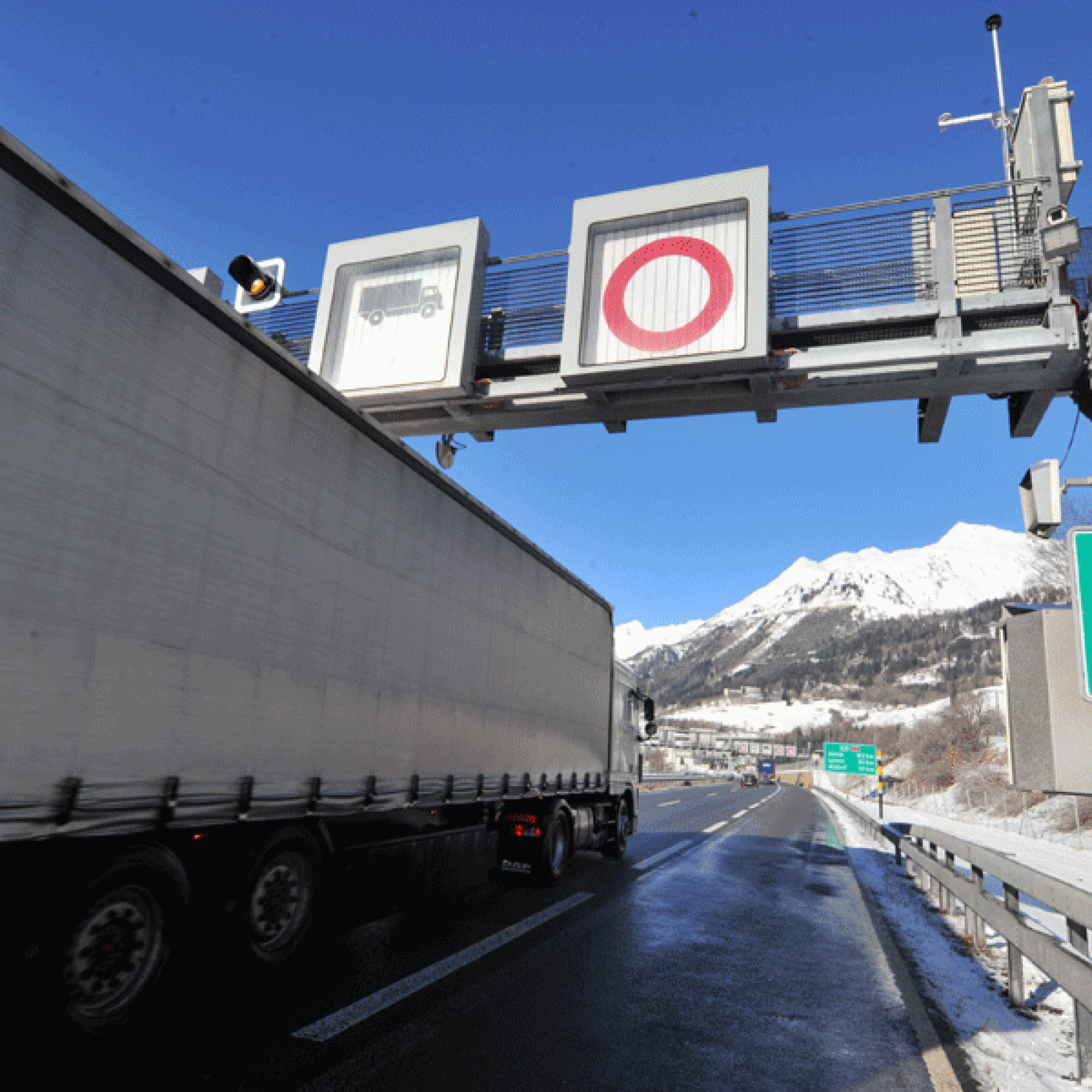 Gut einen Kilometer vor der Tunneleinfahrt steht das Thermo­­portal. Mit ihm werden überhitzte Fahrzeuge geortet und sofort aus dem Verkehr gezogen. (Foto: Bundesamt für Strassen Astra)