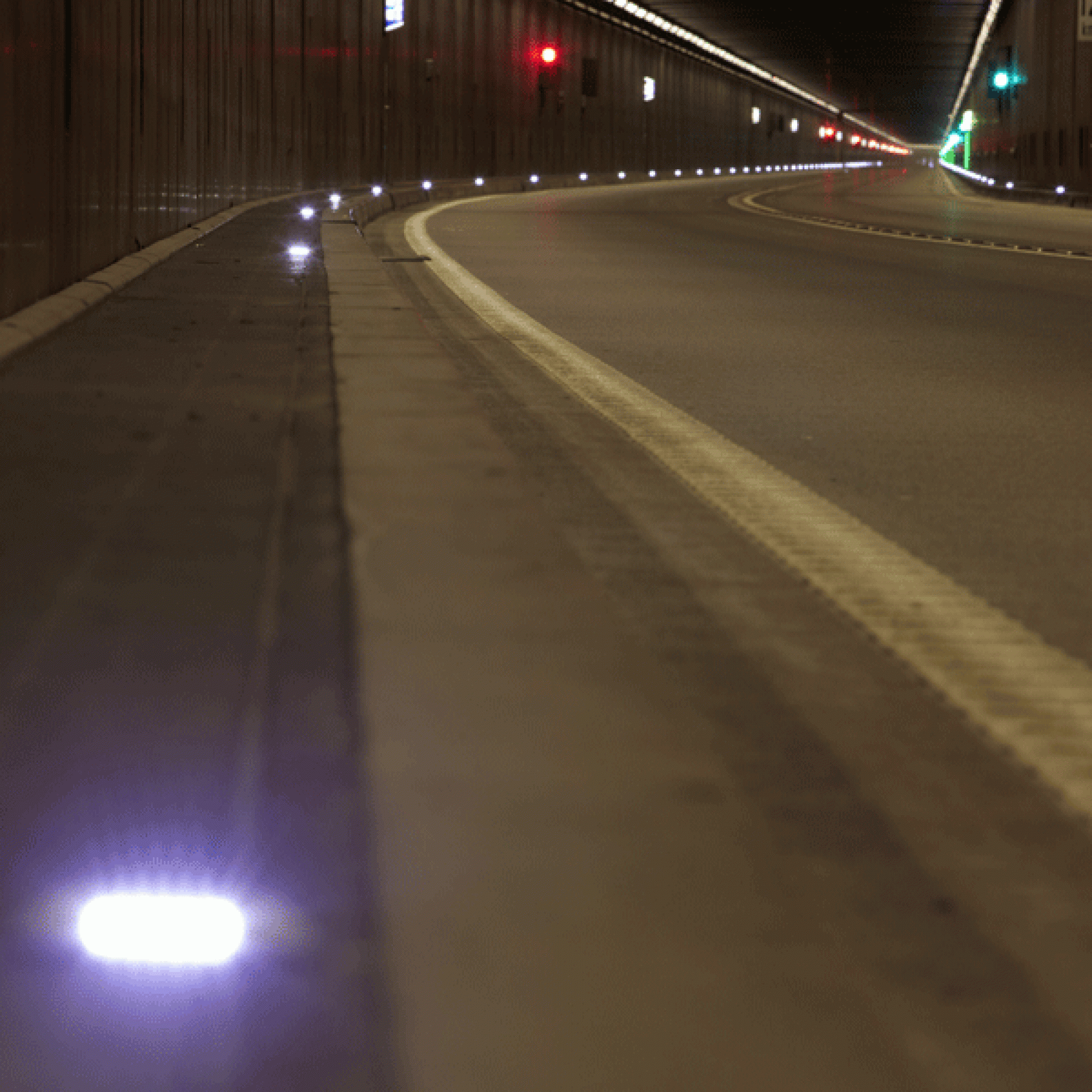 Der Tunnel ist gut ausgeleuchtet. Fällt der Strom aus, wird jede zehnte Lampe über ein sperates Netz eingeschaltet. Im Brandfall sorgt eine Notbeleuchtung aller 40 Meter auf 80 Zentimeter Höhe für Orientierungshilfe. (Foto: Bundesamt für Strassen Astra)