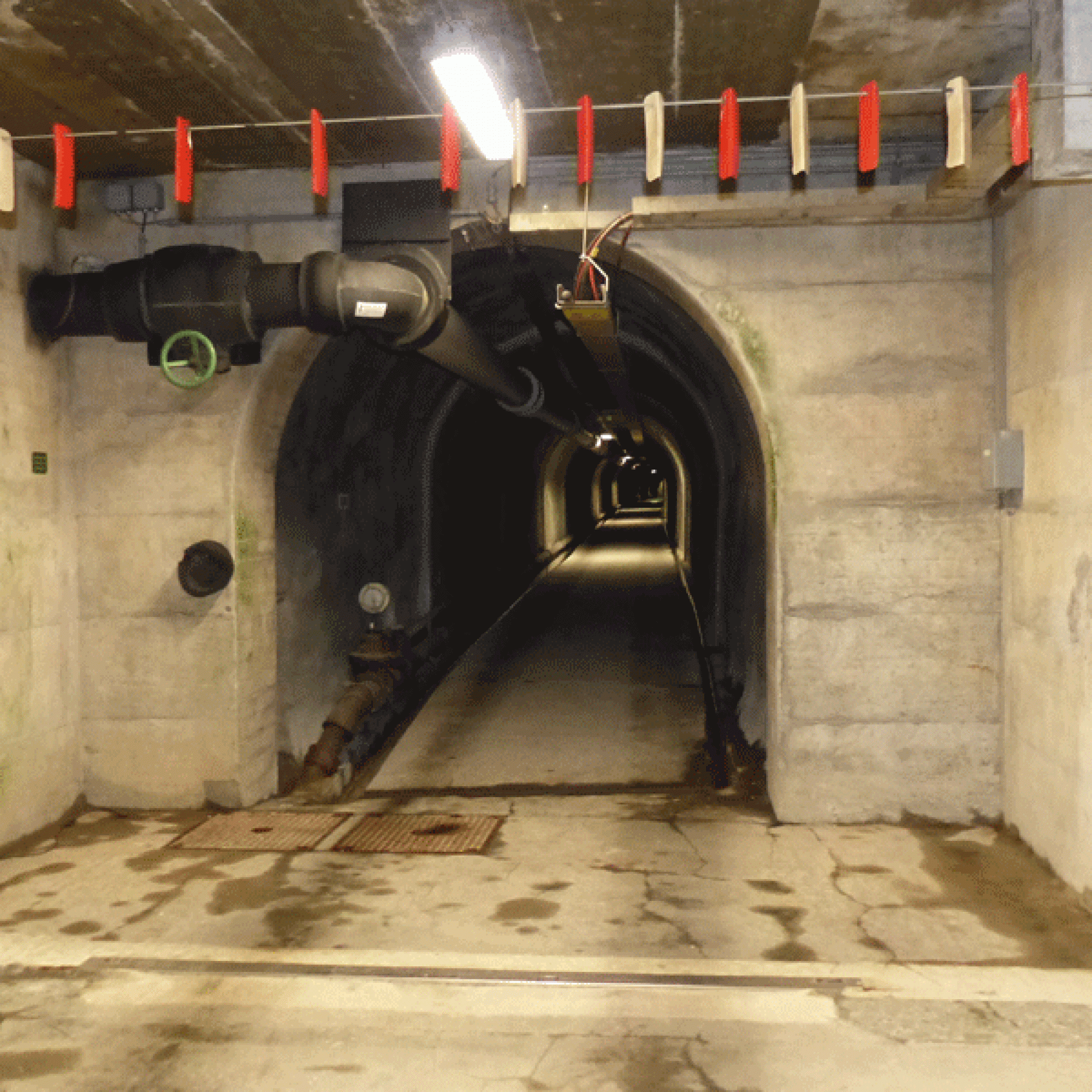 Der Sicherheitsstollen verläuft parallel zum Strassentunnel über die gesamte 17 Kilometer lange Strecke. Alle 250 Meter sind Sicherheitsräume angeordnet, die direkt in den Strassentunnel münden. (Foto: Claudia Bertoldi)