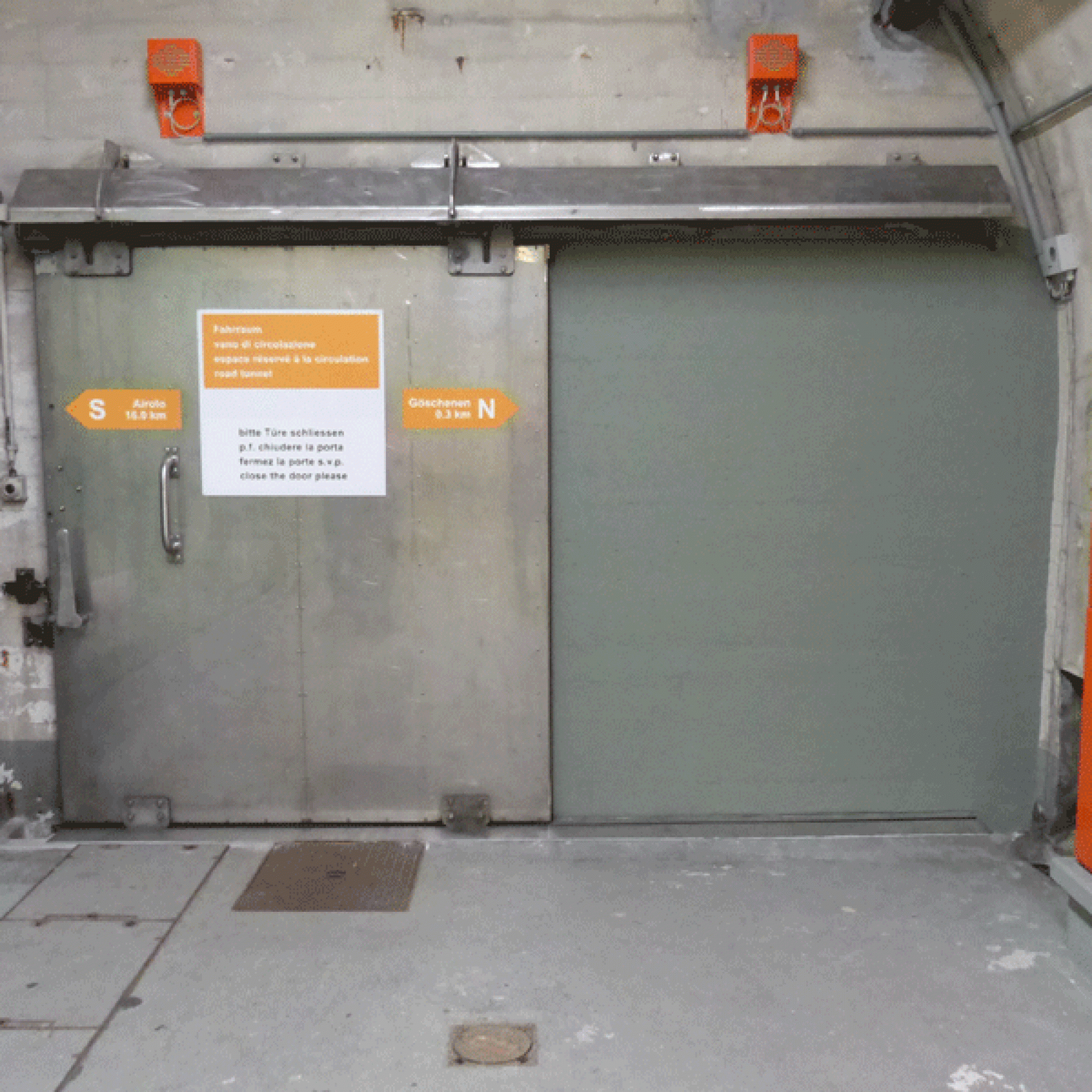 Der Schutzraum ist durch eine rauchdichte Metalltür von der Fahrbahn abgeschirmt.  (Foto: Claudia Bertoldi)