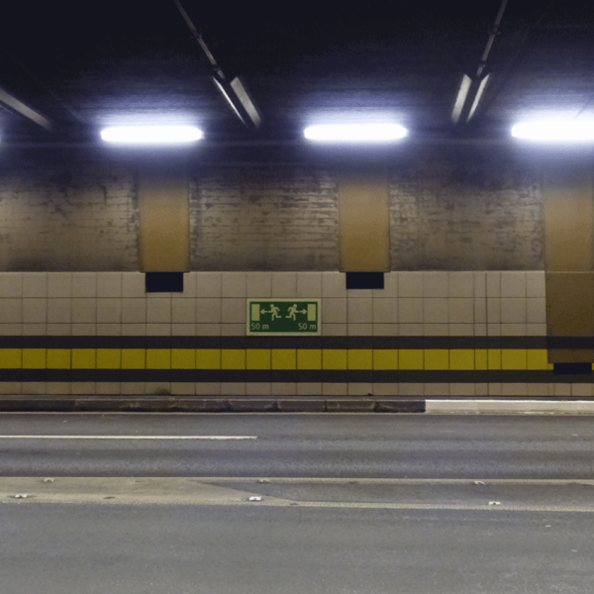Im Tunnel sind auf Tafeln die Richtung und Entfernungen für den kürzesten Fluchtweg ins Freie oder zum Schutzraum angegeben. (Foto: Claudia Bertoldi)