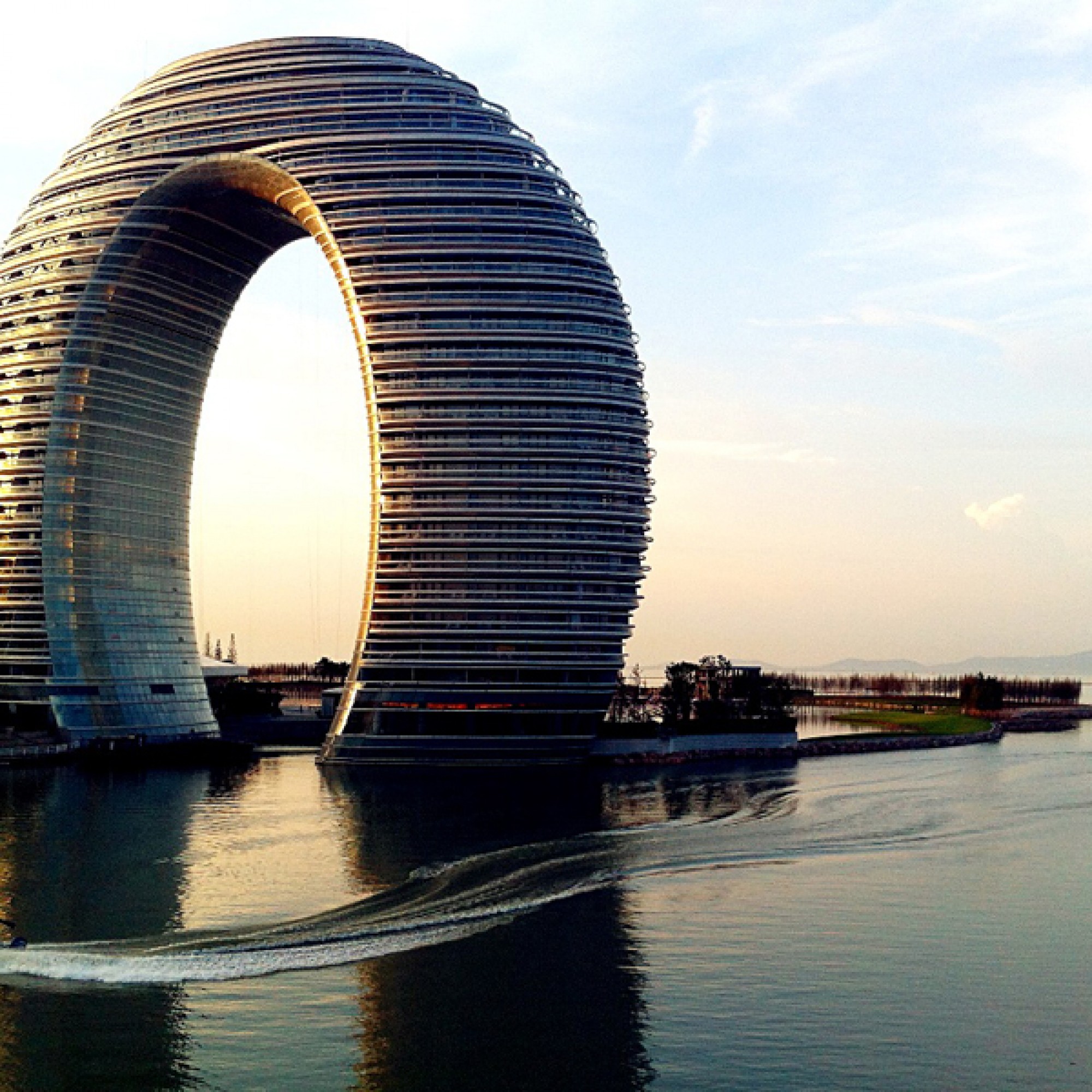 Hot Spring Resort in China (井浩泽, design by MAD China, CC BY-SA 3.0, wikimedia.org)