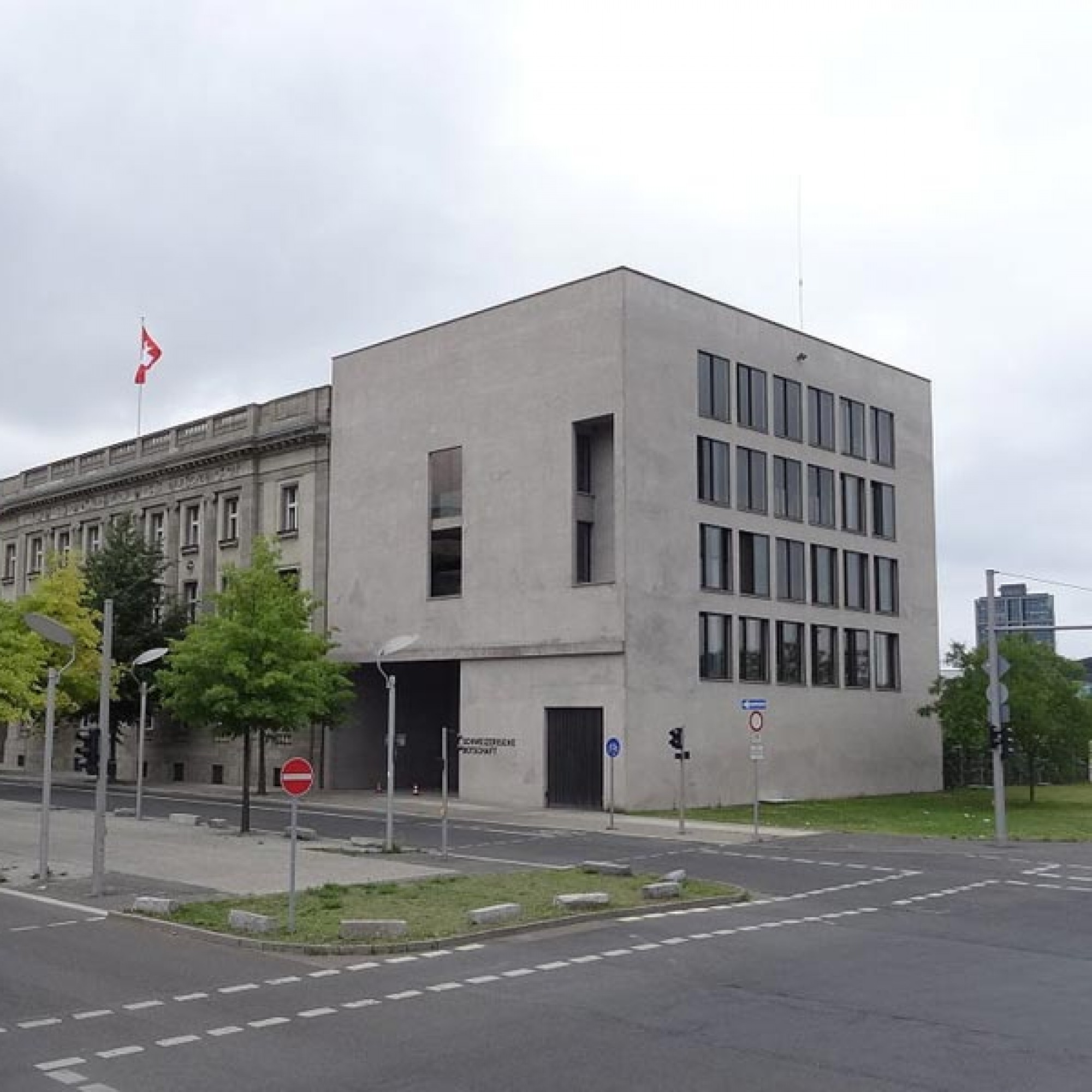 Das Gebäude der Schweizer Botschaft in Berlin wurde 2000/2001nach den Plänen des Architekturbüros Diener & Diener erweitert. (Foto: creativecommons.org-CC BY-SA 3.0-Cherubino)