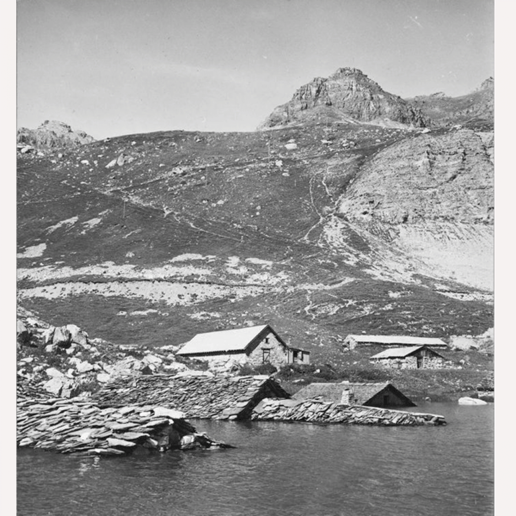 In Salanfe im Kanton Wallis verschwinden die Häuser nach und nach unter dem Wasser. (© Fonds EOS, Médiathèque Valais – Martigny (249phE014b070)