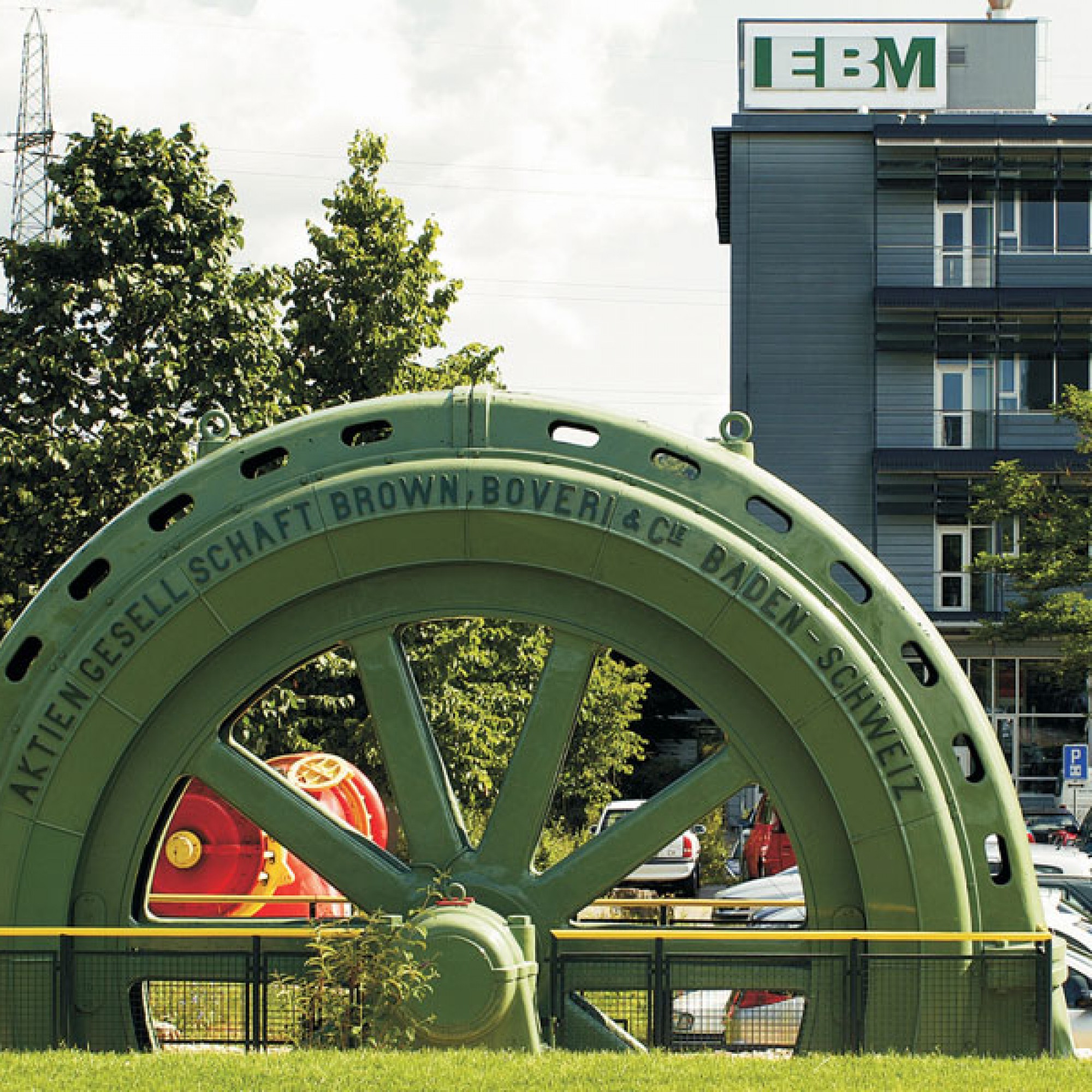 Der EBM-Hauptsitz in Münchenstein mit historischem Generator (EBM/zvg)