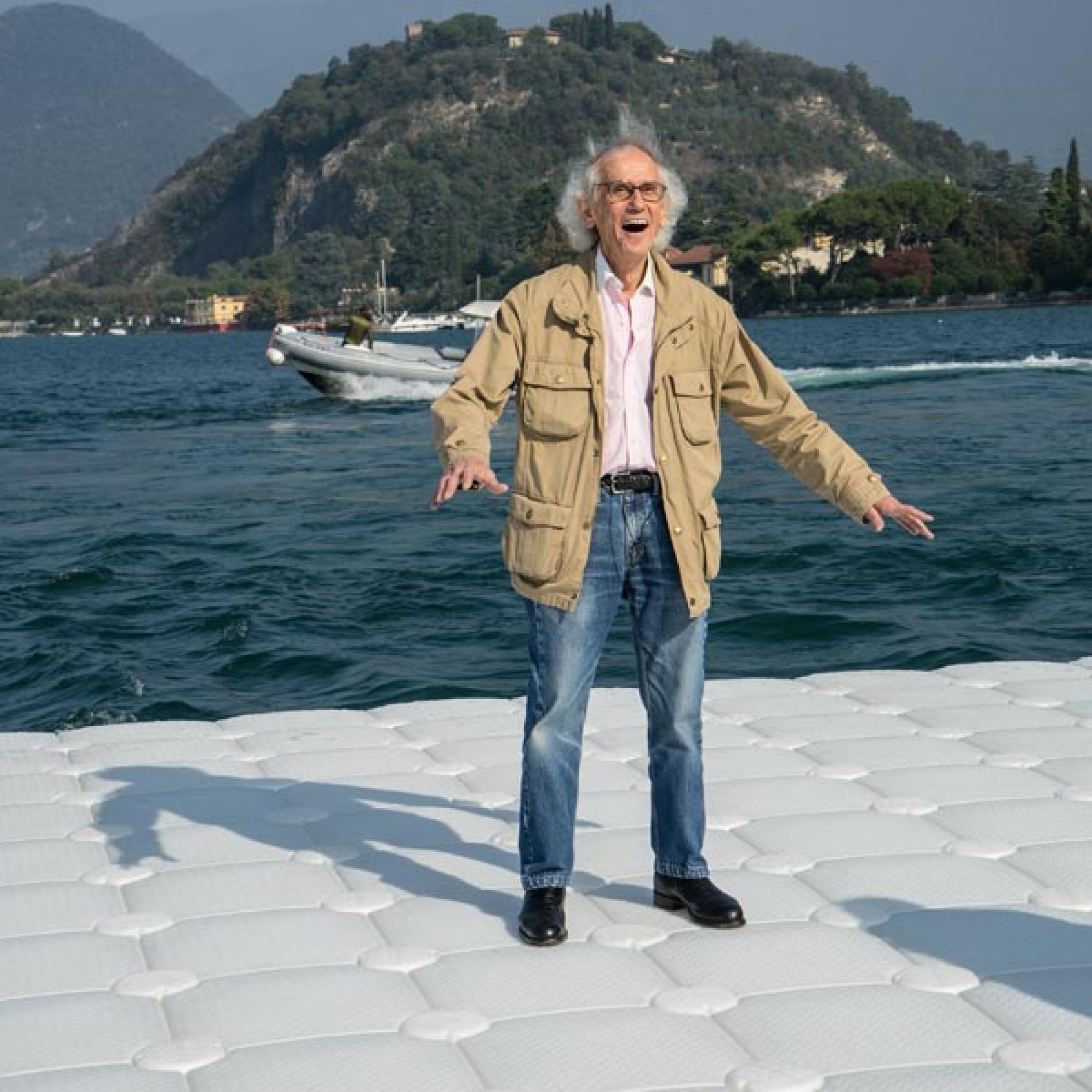 Der Künstler Christo während der Arbeiten vor Ort.  (Bild: Wolfgang Volz)