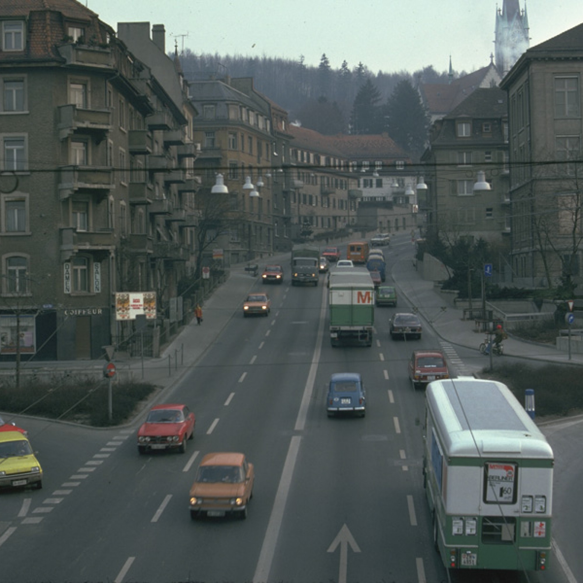 Provisorium als dauerhaftes Ärgernis für die Anwohner: die Rosengartenstrasse im Jahr 1976. (VLP-Aspan)