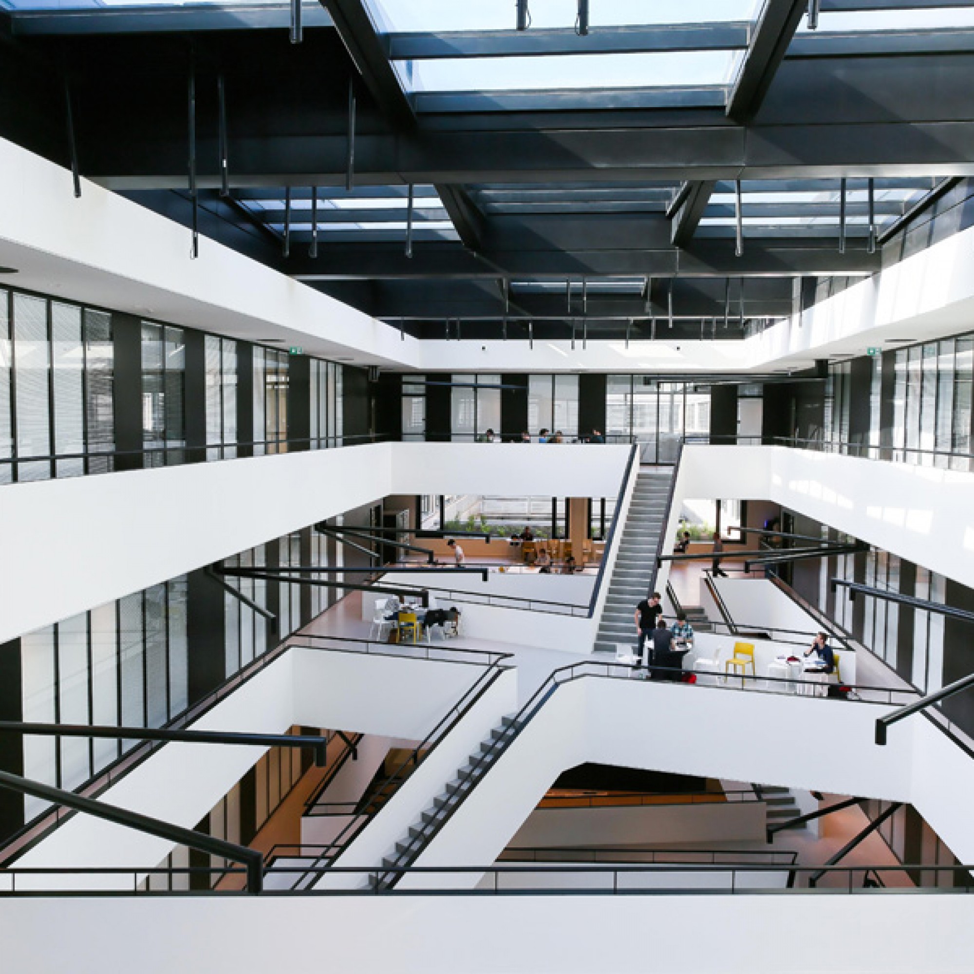 Ein grosses Glasdach befindet sich über dem Lichthof im Herzen des Gebäudes. (© 2016 EPFL Alain Herzog)