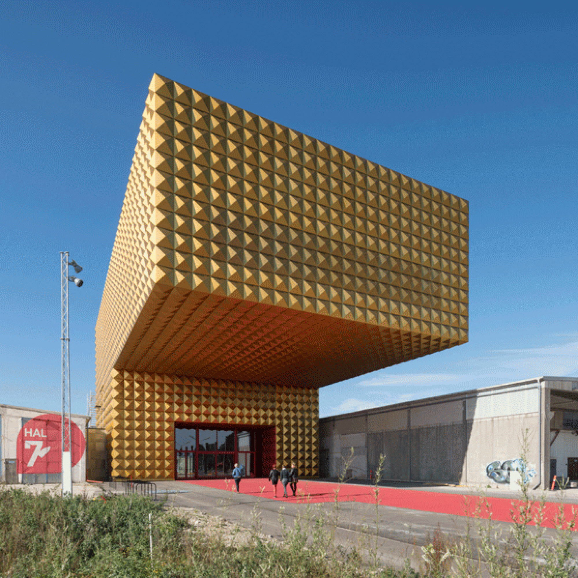 Das Museumsgebäude kontrastiert mit seiner Umgebung. (Ossip van Duivenbode, MVRDV)