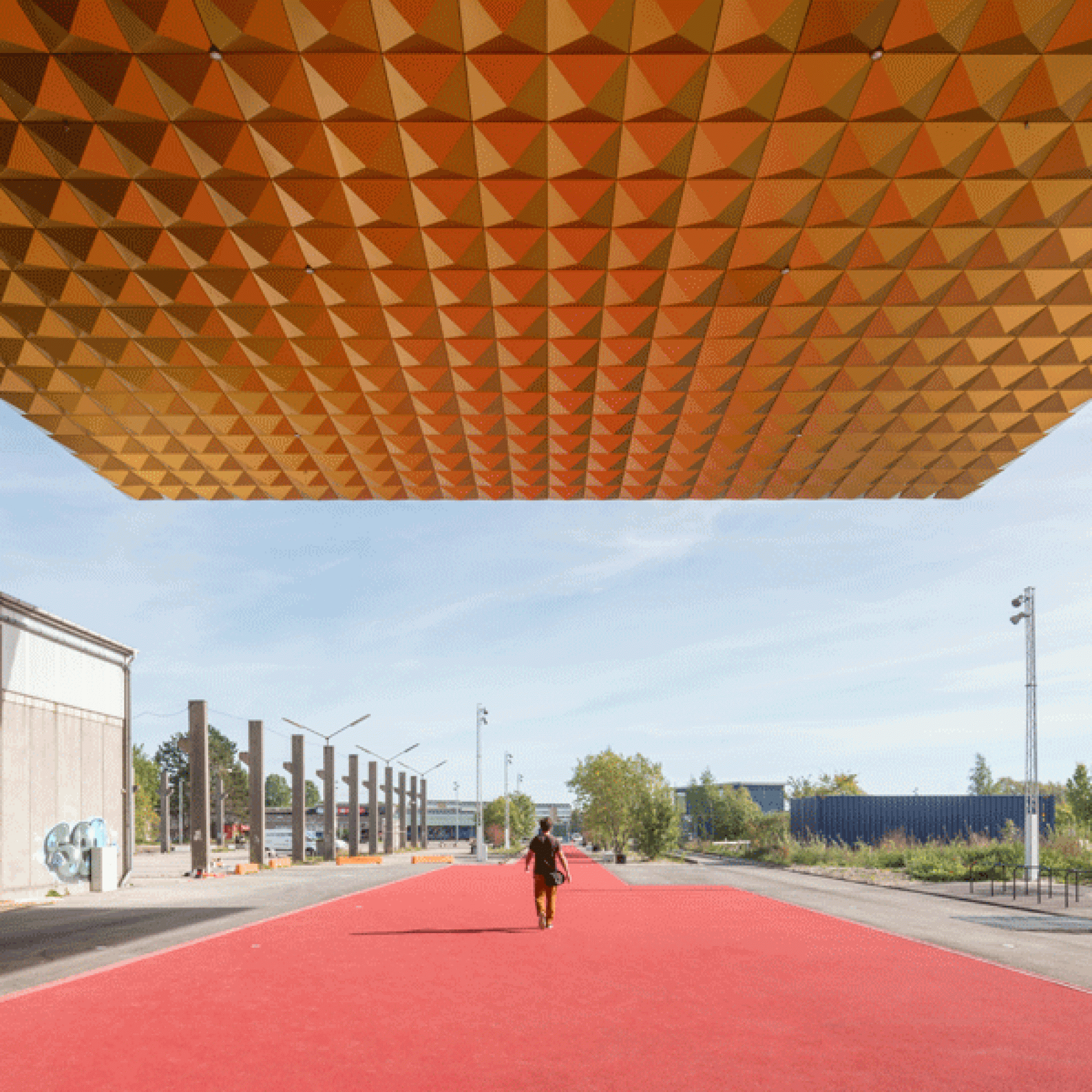 Blick vom Eingangsbereich auf den "roten Teppich" vor dem Museum. (Ossip van Duivenbode, MVRDV)