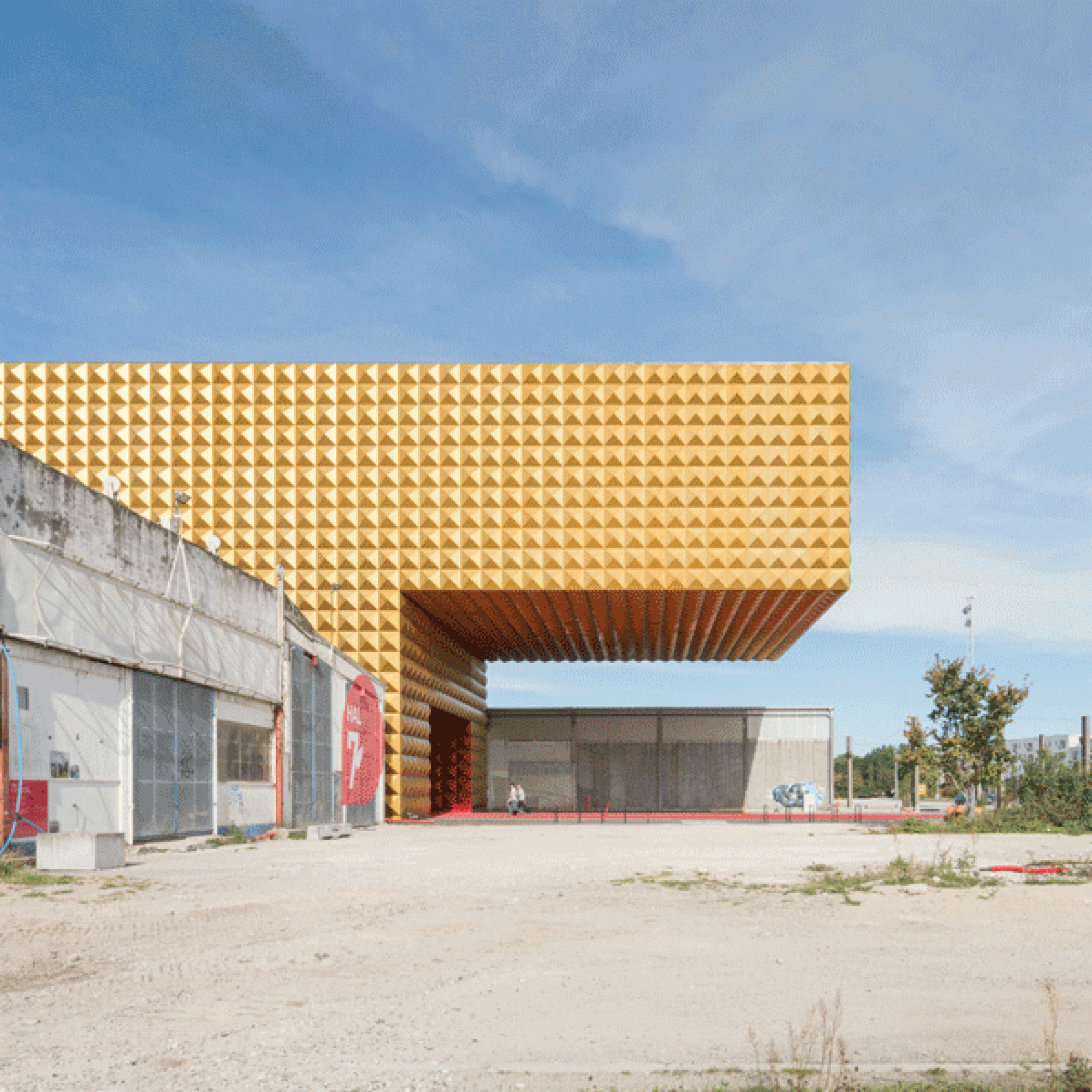Das Museum kragt weit über den Eingangsbereich. (Ossip van Duivenbode, MVRDV)